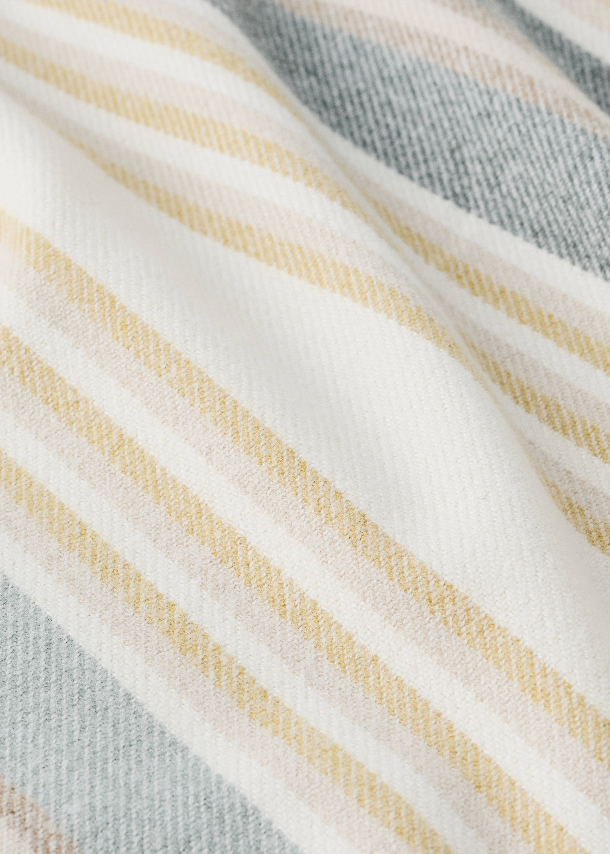 Wool blanket with fringe detail - Details of the article 1, Aqua Green. Ref: 37072550-00.