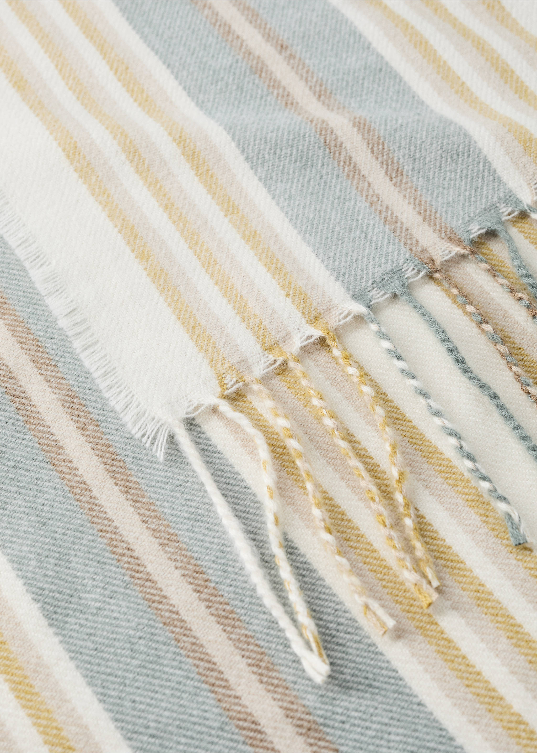 Wool blanket with fringe detail - Details of the article 2, Aqua Green. Ref: 37072550-00.