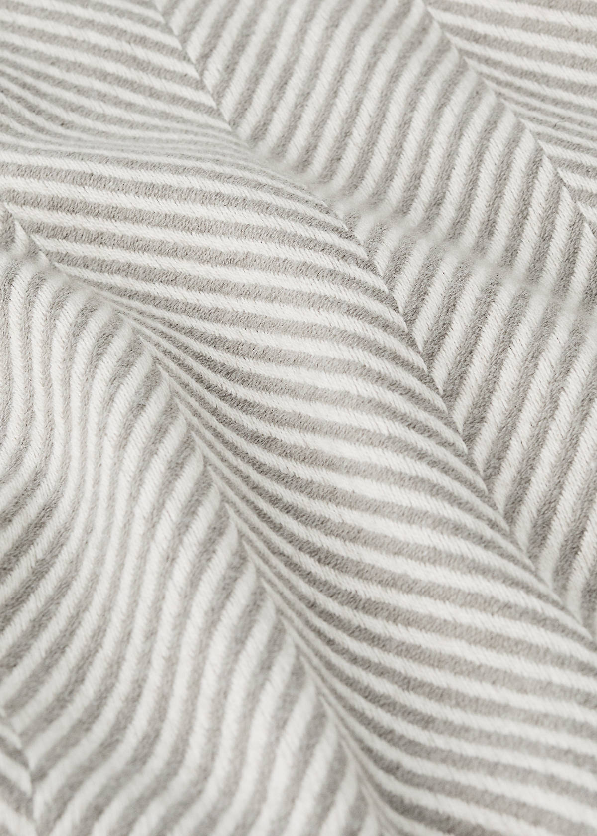 Soft check-pattern blanket — Grey
