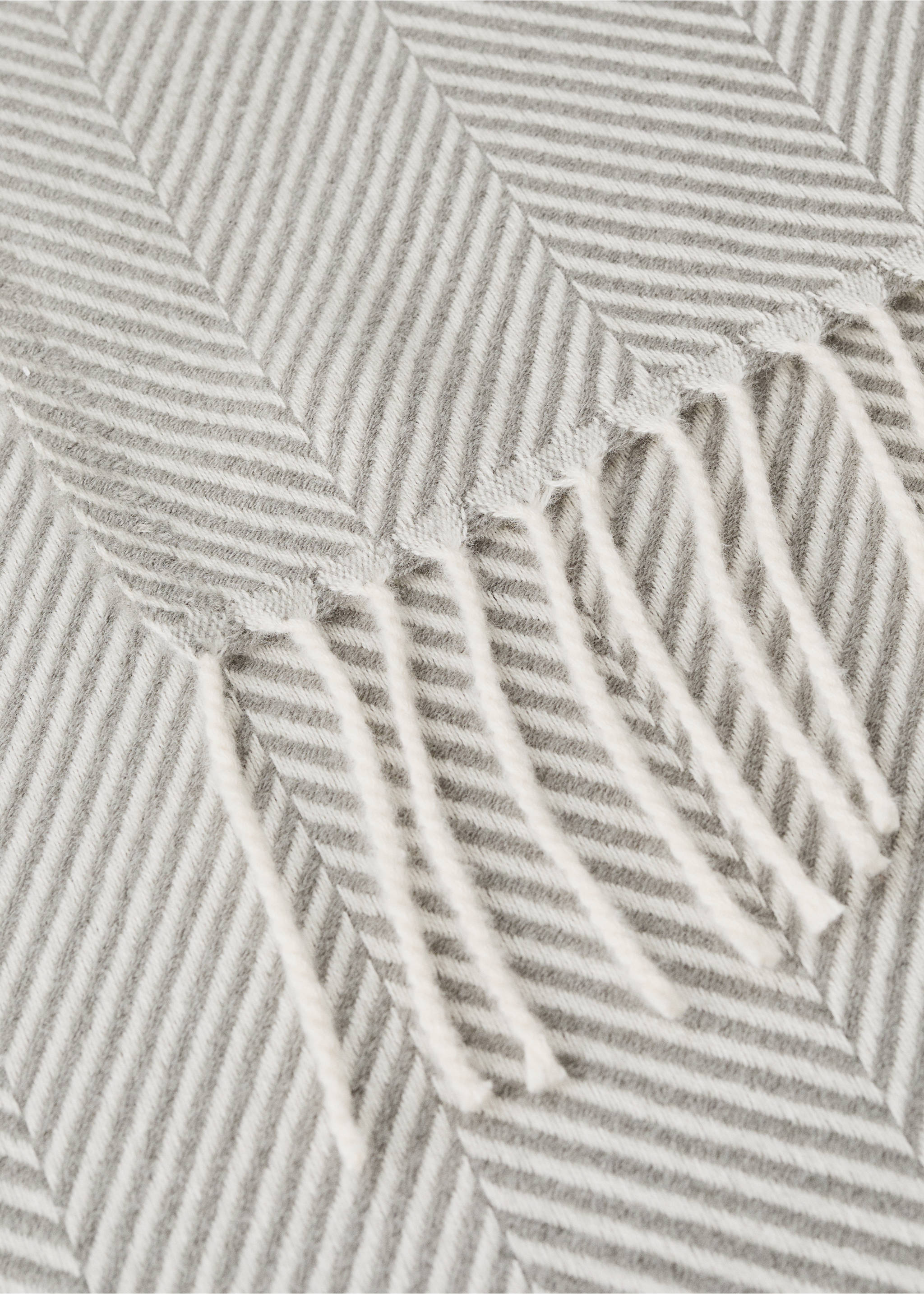 Wool blanket with fringe detail - Details of the article 2, Grey. Ref: 37072550-00.