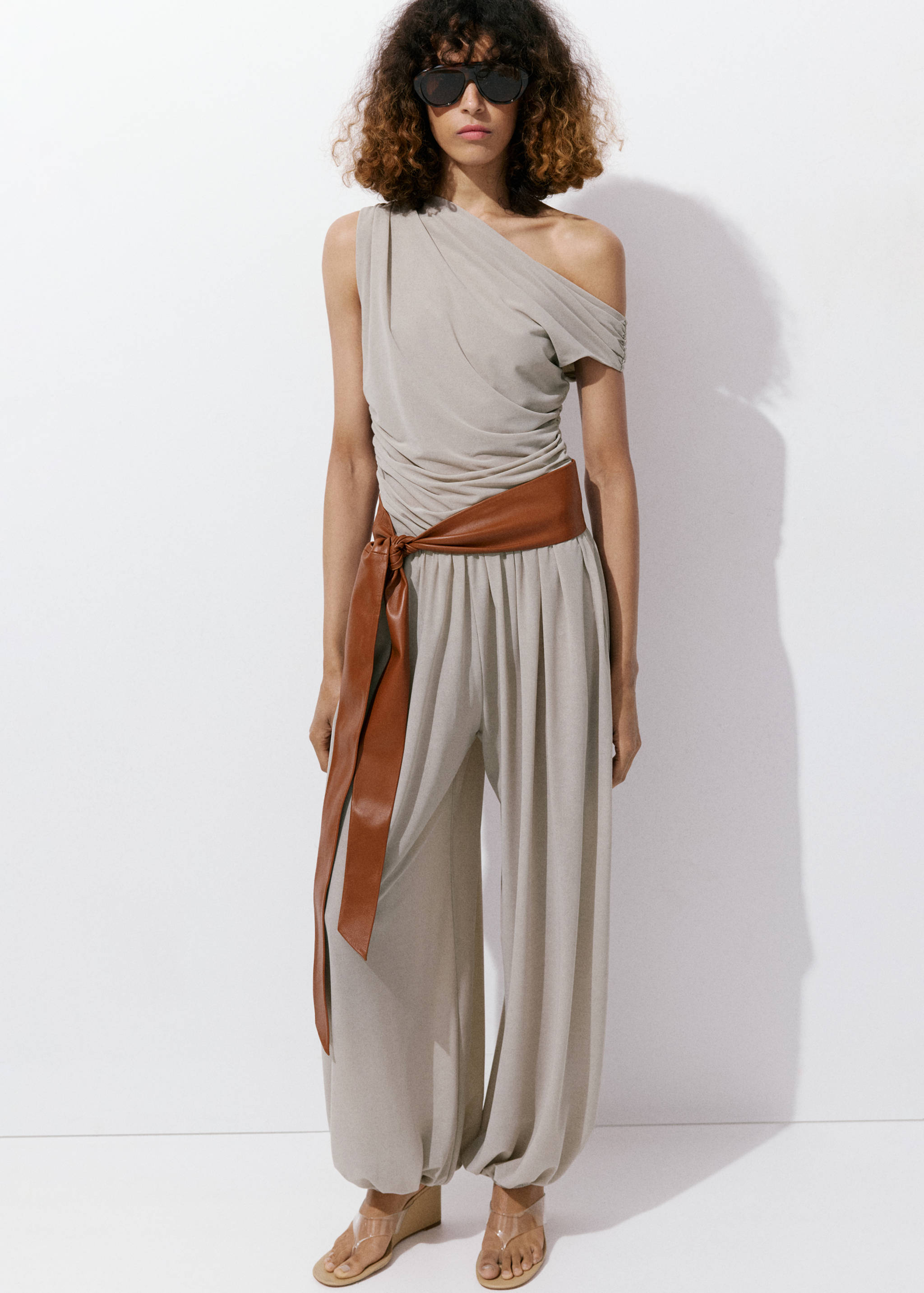Asymmetrical draped top - General plane