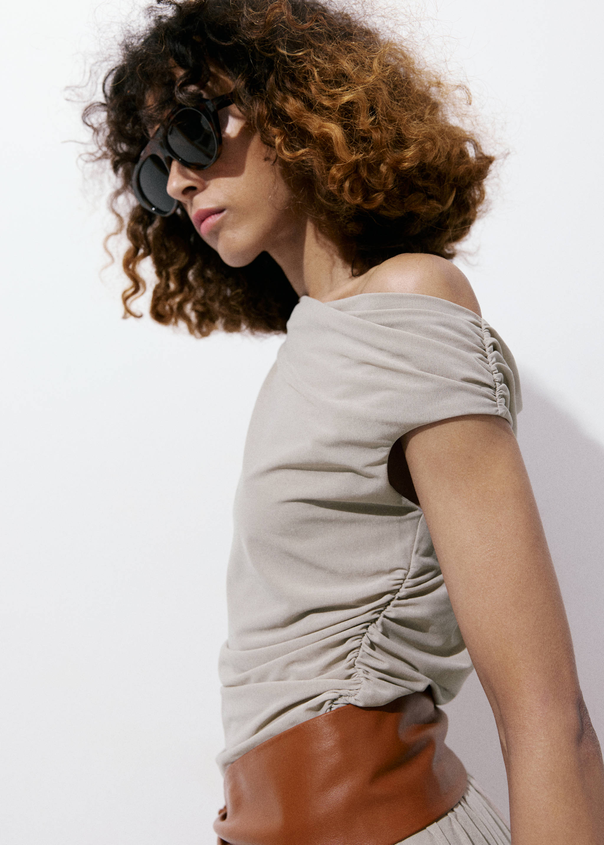 Asymmetrical draped top - Details of the article 3