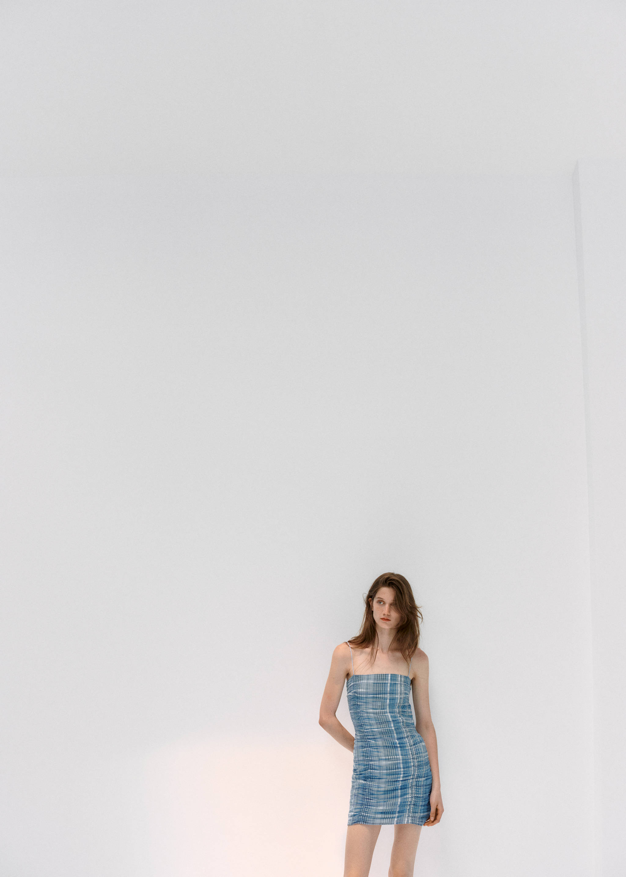 Gerafftes Kleid mit Karos - Mittlere Ansicht