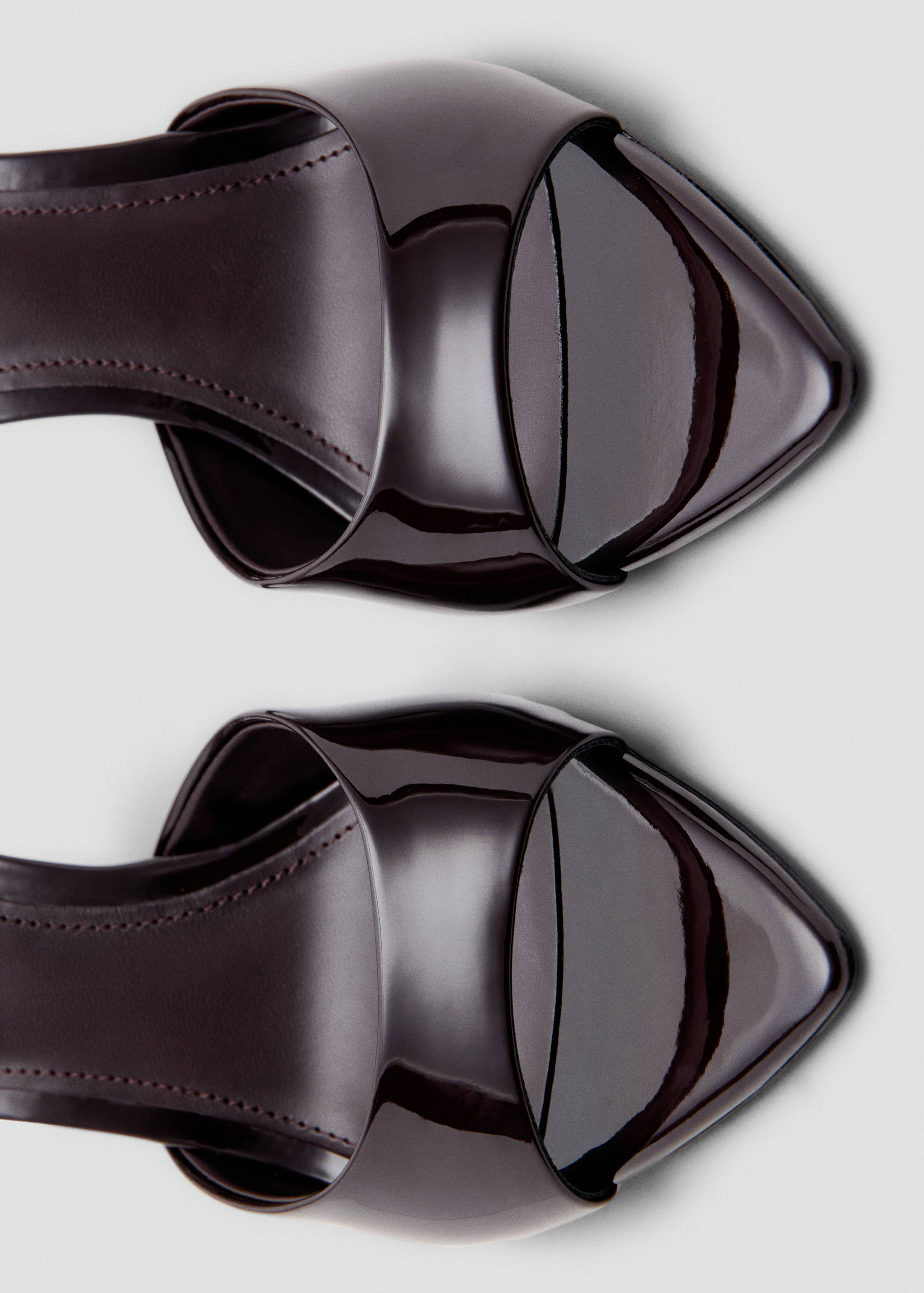 Sandal med lackskoeffekt och klack - Detaljer om artikeln 1
