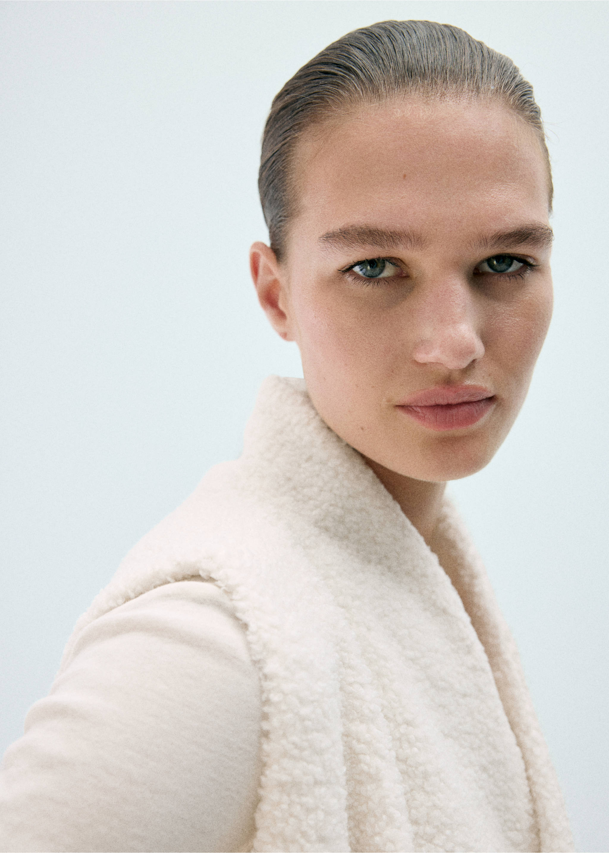 Faux shearling wrap vest - Details of the article 1, Ivory White. Ref: 37072914-00.