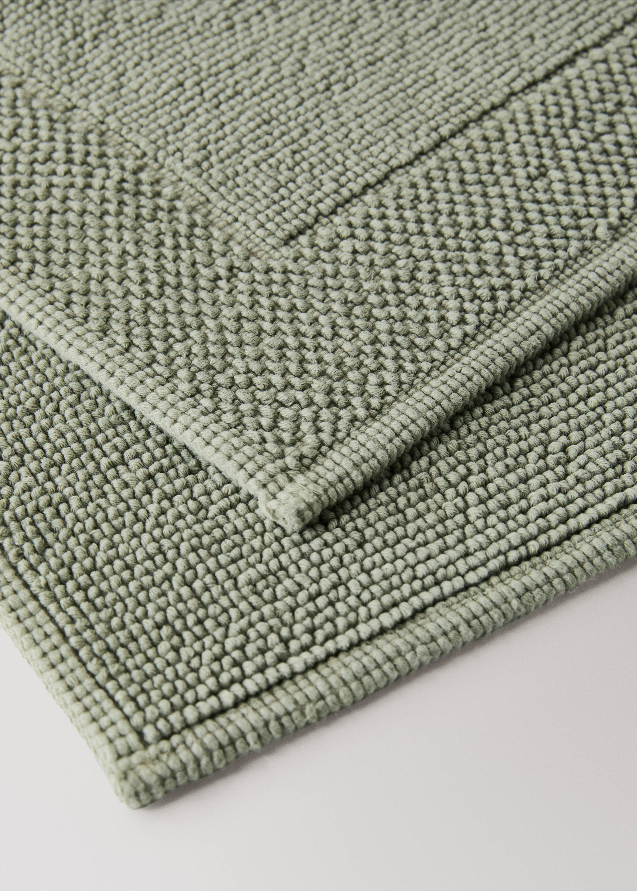 Garment-dyed cotton bath rug - Details of the article 2, Forest Green. Ref: 37072924-00.