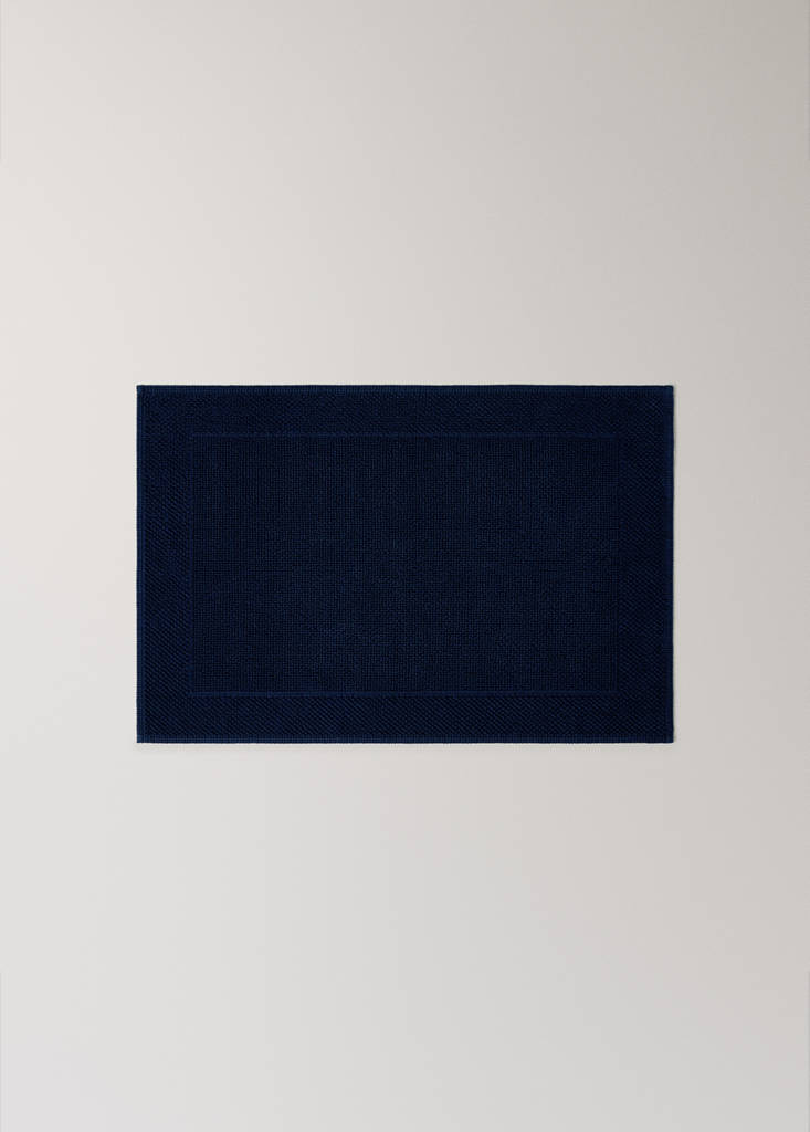 Garment-dyed cotton bath rug — Night Blue