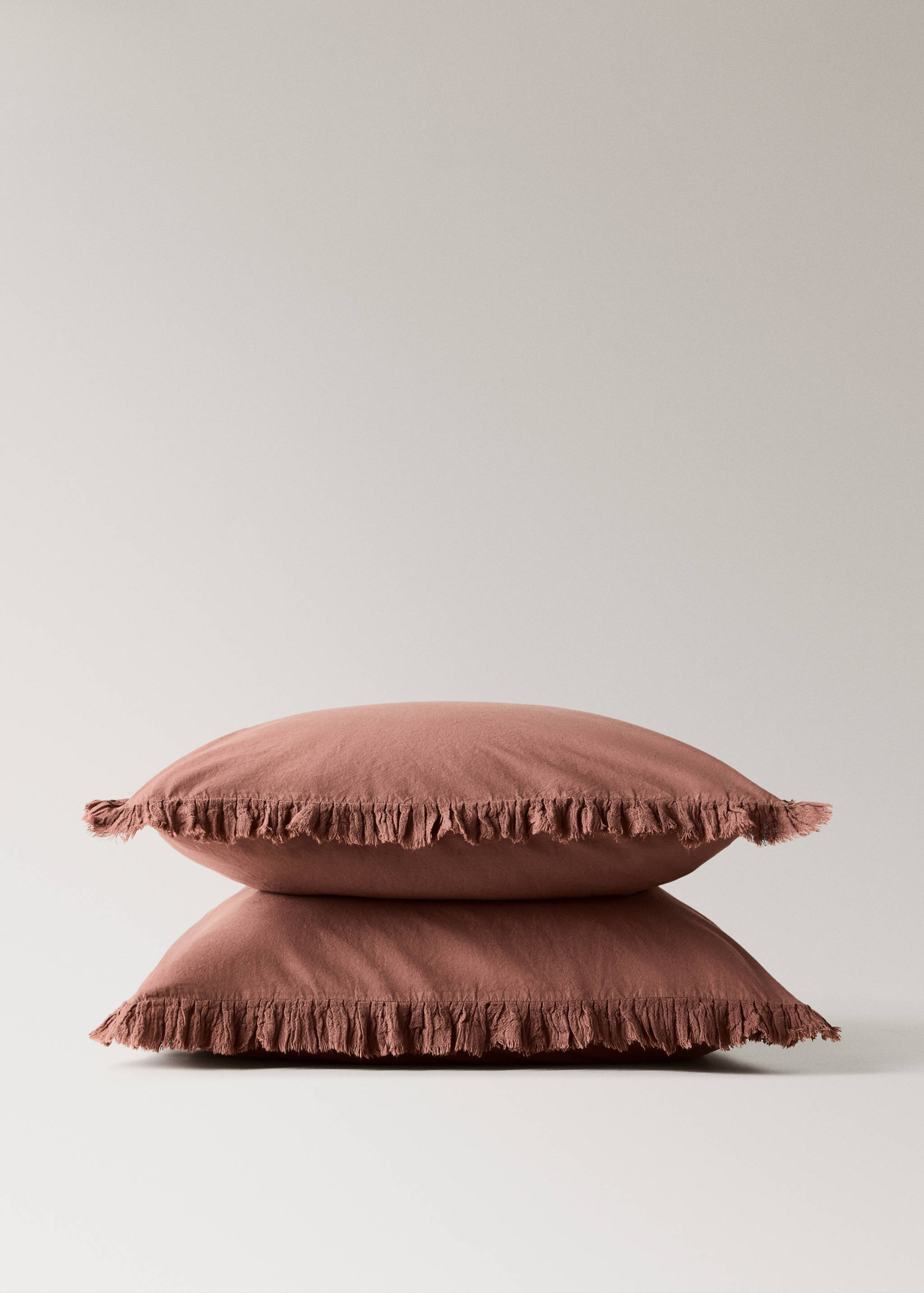 Washed cotton pillow cover with frayed gauze frill 60x60cm - Details of the article 2