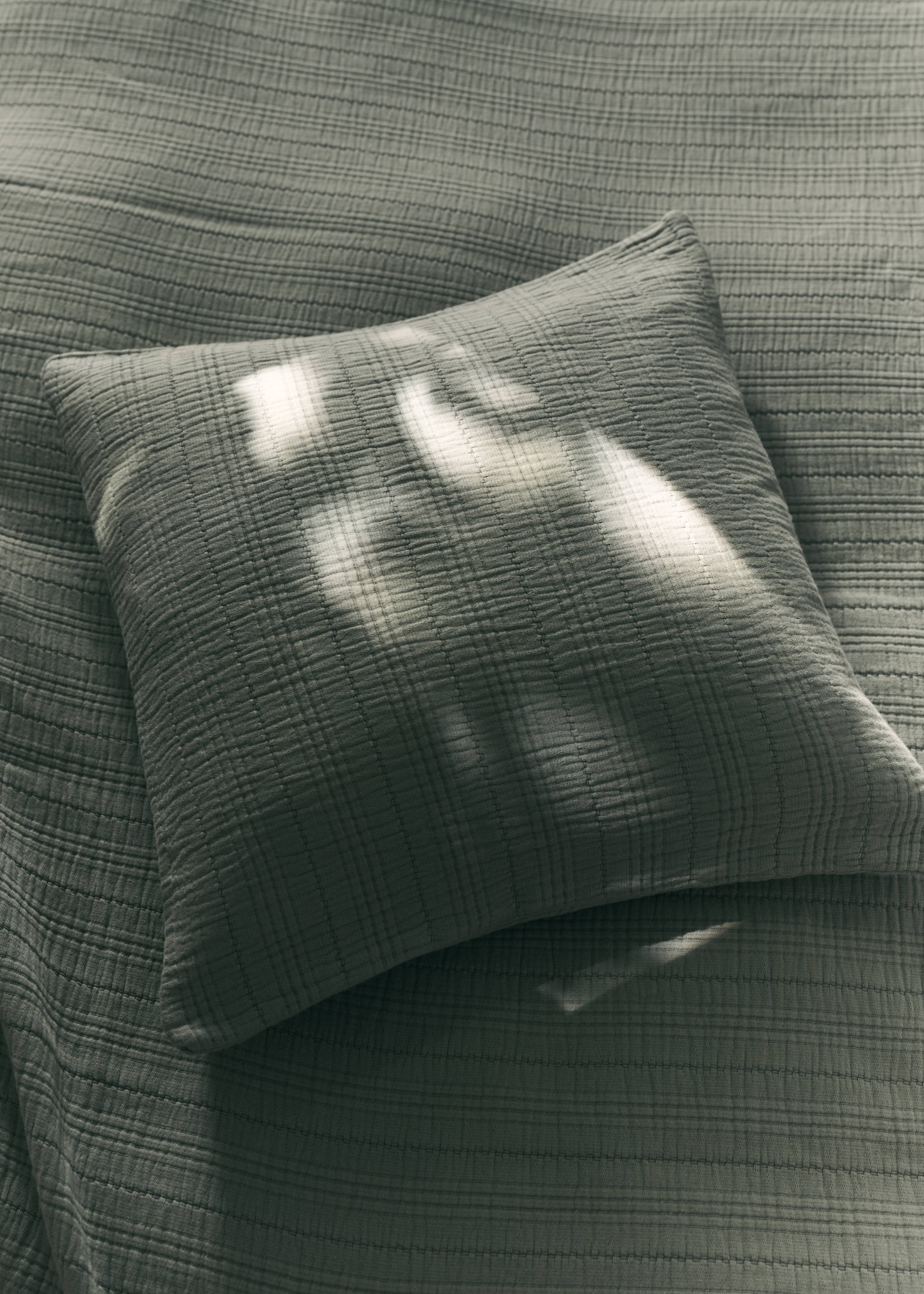 Garment-dyed cushion cover with hem 50x50 cm - Details of the article 5, Green. Ref: 37072939-00.