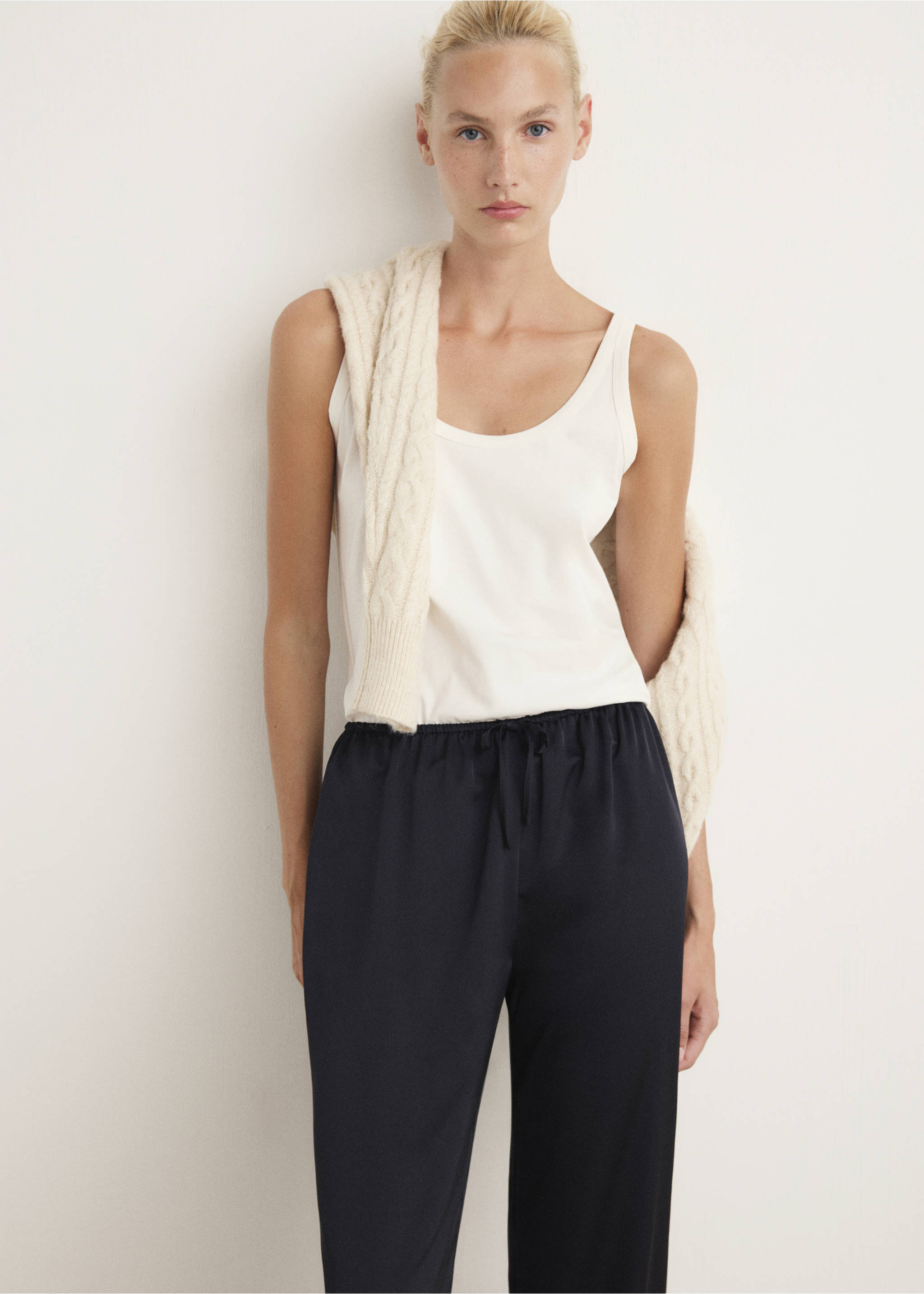 Pantalon en satin - Détail de l'article 1, Gris anthracite. Ref: 37072943-00.