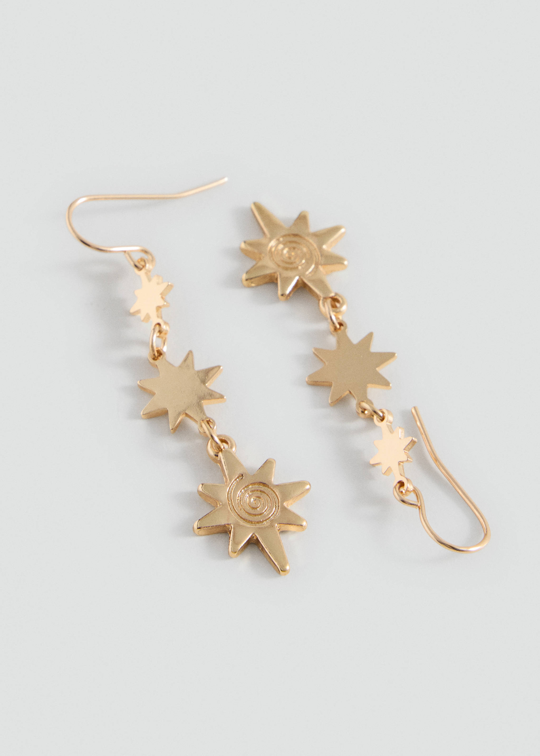 Boucles d'oreilles pendantes étoiles - Plan moyen
