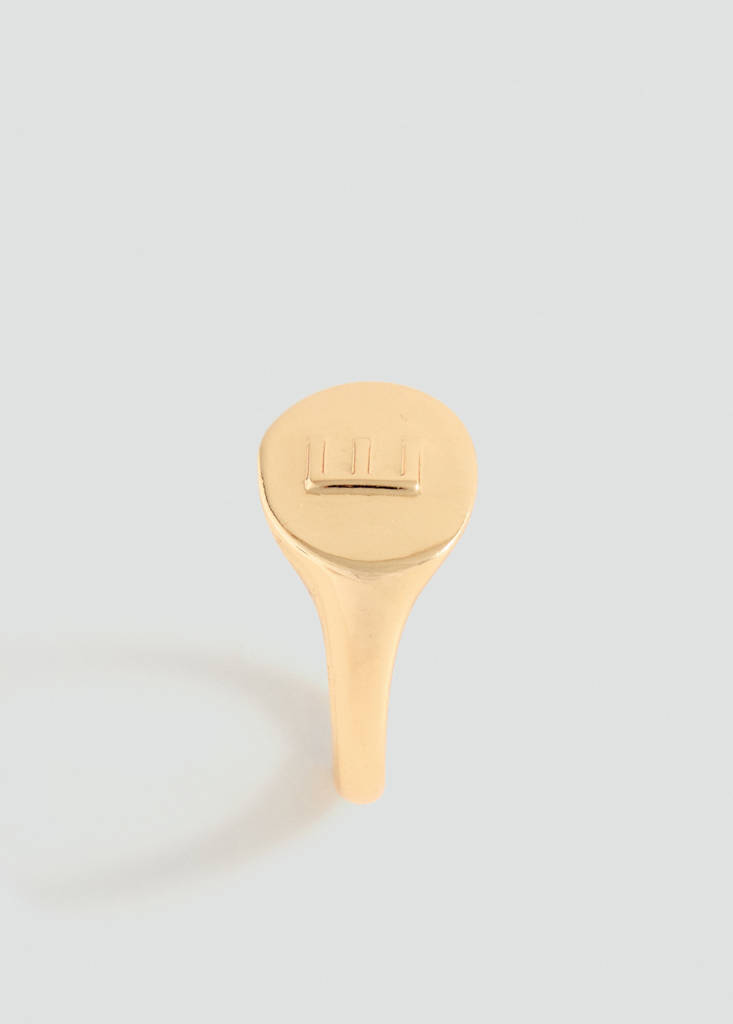 Letter E signet ring — Gold
