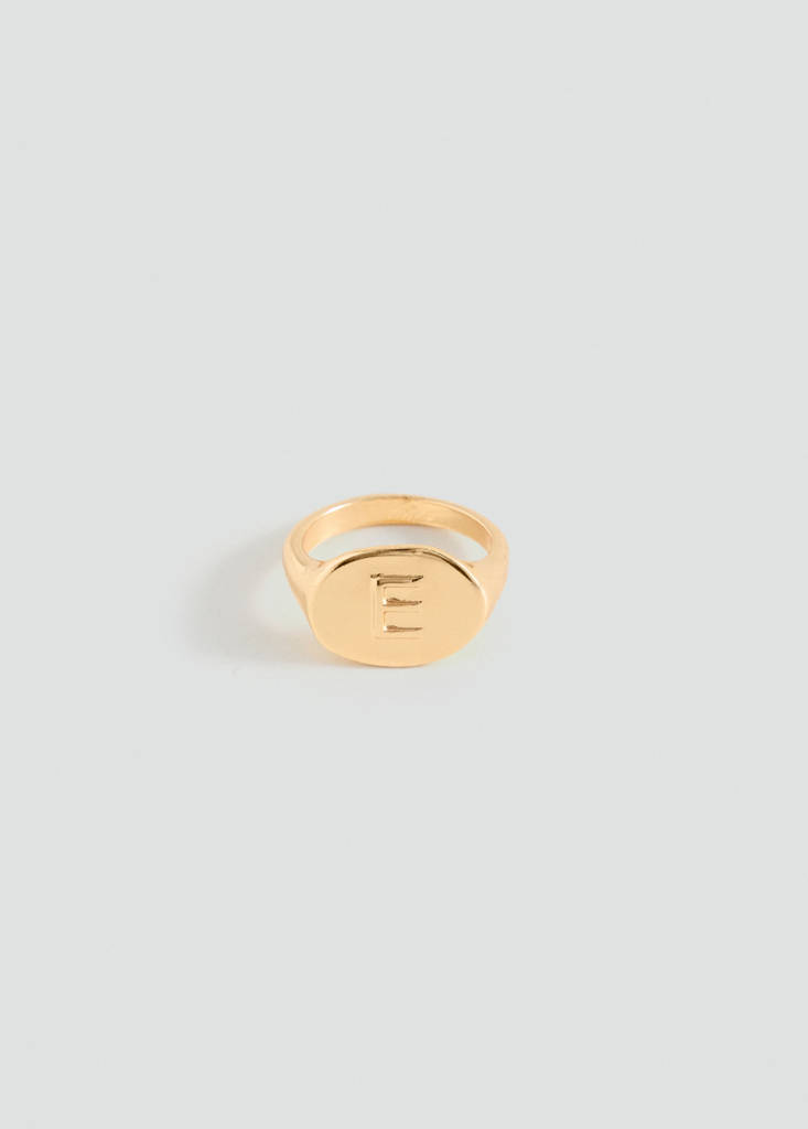 Letter E signet ring — Gold