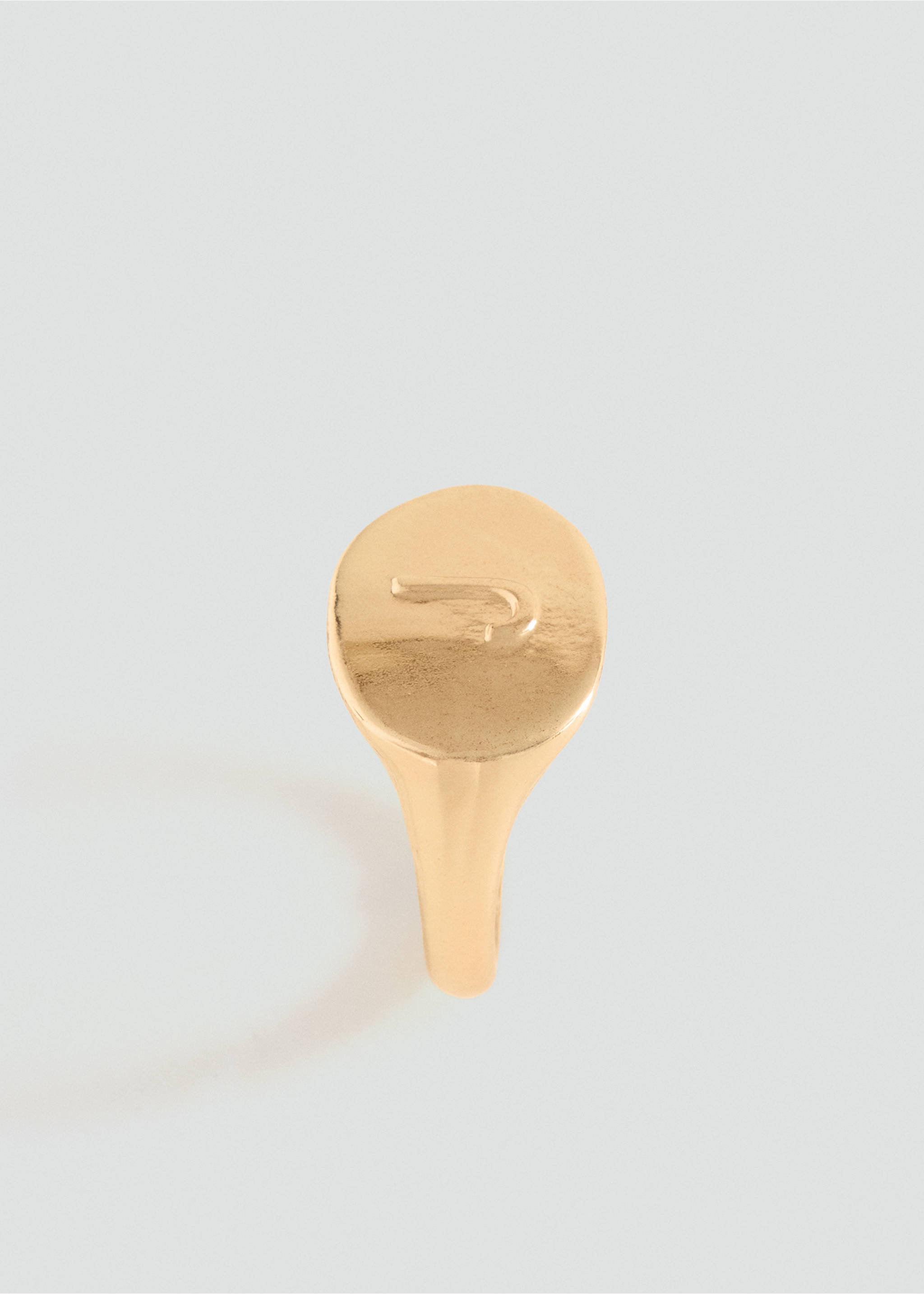 Signet ring with letter detail - Medium plane, Gold. Ref: 37072953-00.