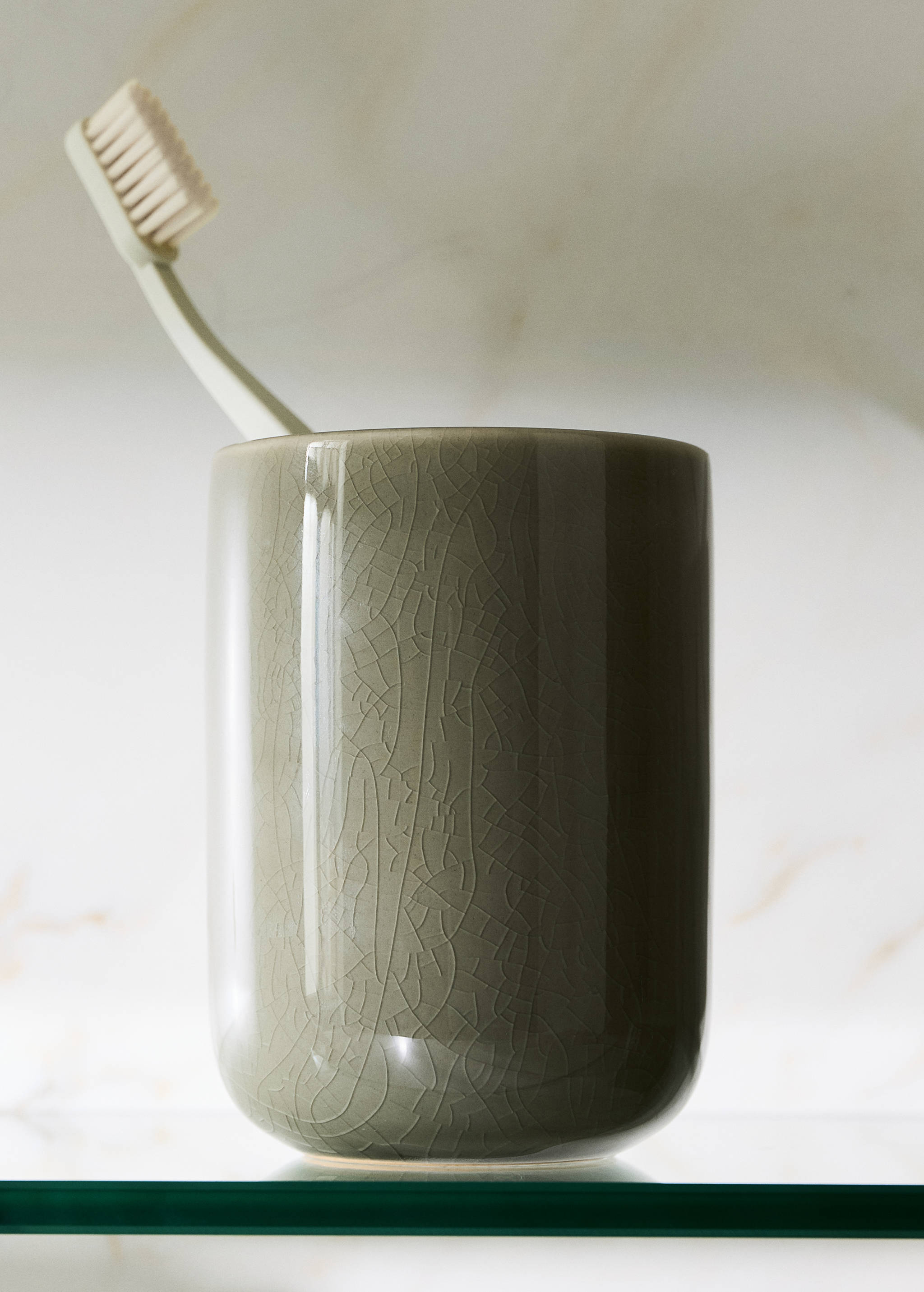 Crackled ceramic toothbrush cup - General plane
