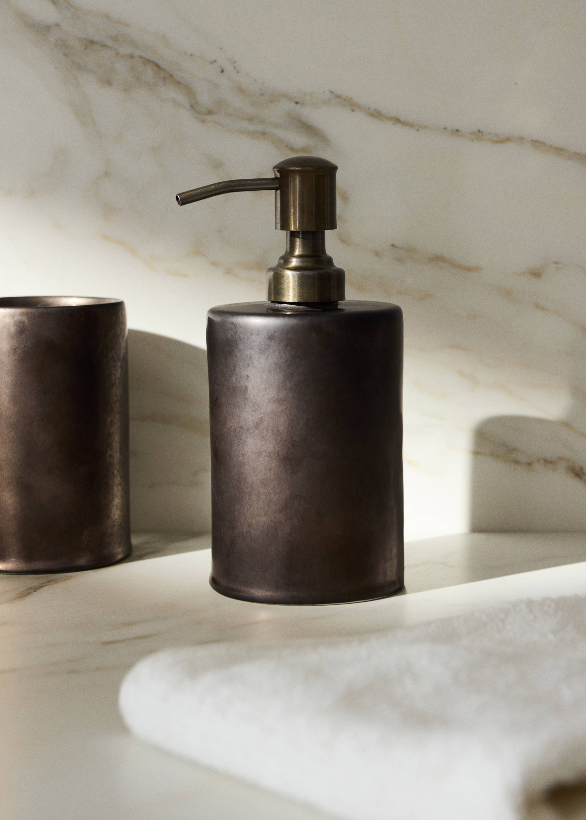 Ceramic soap dispenser - General plane