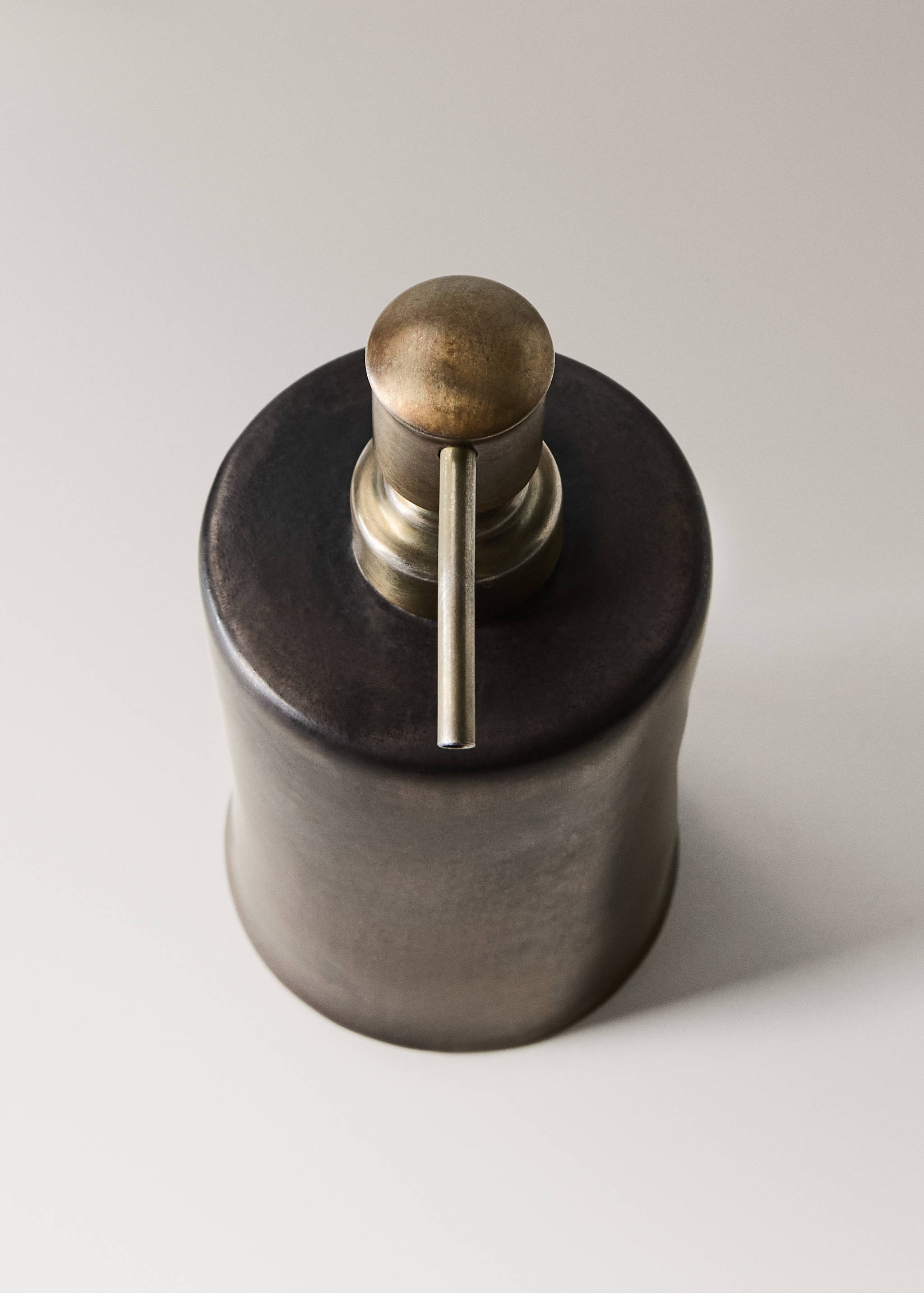 Ceramic soap dispenser - Details of the article 2