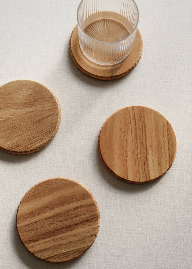Wooden coaster set with cut-out detail on the side — Brown