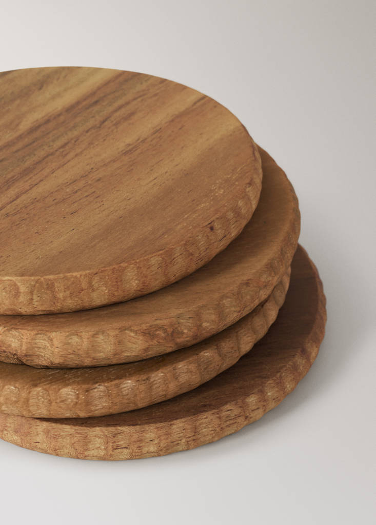 Wooden coaster set with cut-out detail on the side — Brown