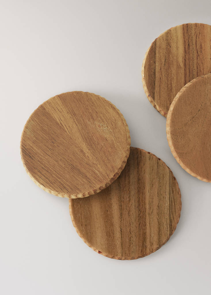 Wooden coaster set with cut-out detail on the side — Brown
