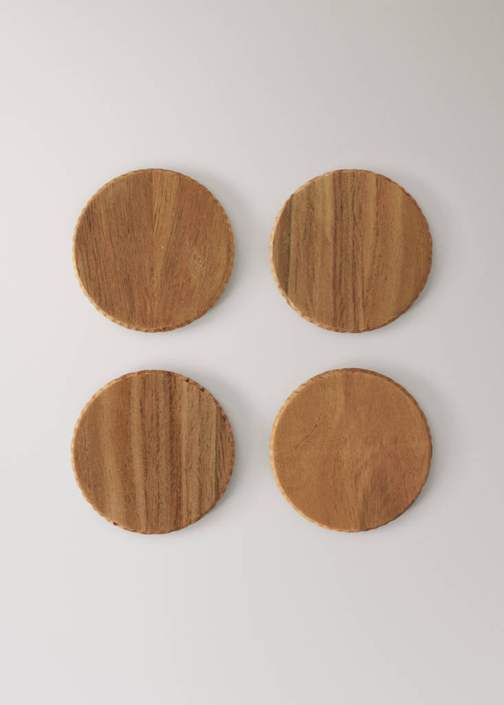 Wooden coaster set with cut-out detail on the side — Brown
