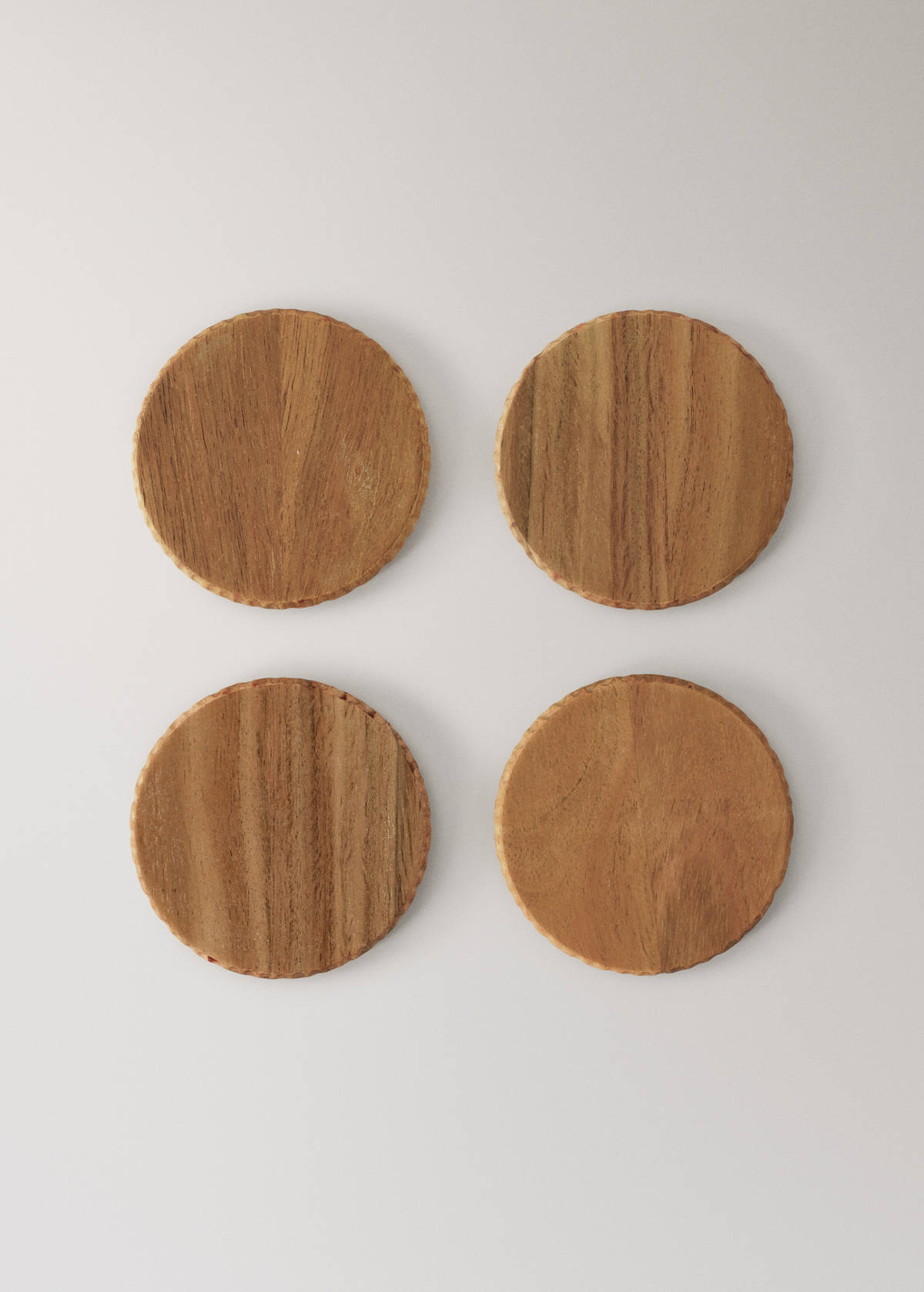 Wooden coaster set with cut-out detail on the side — Brown