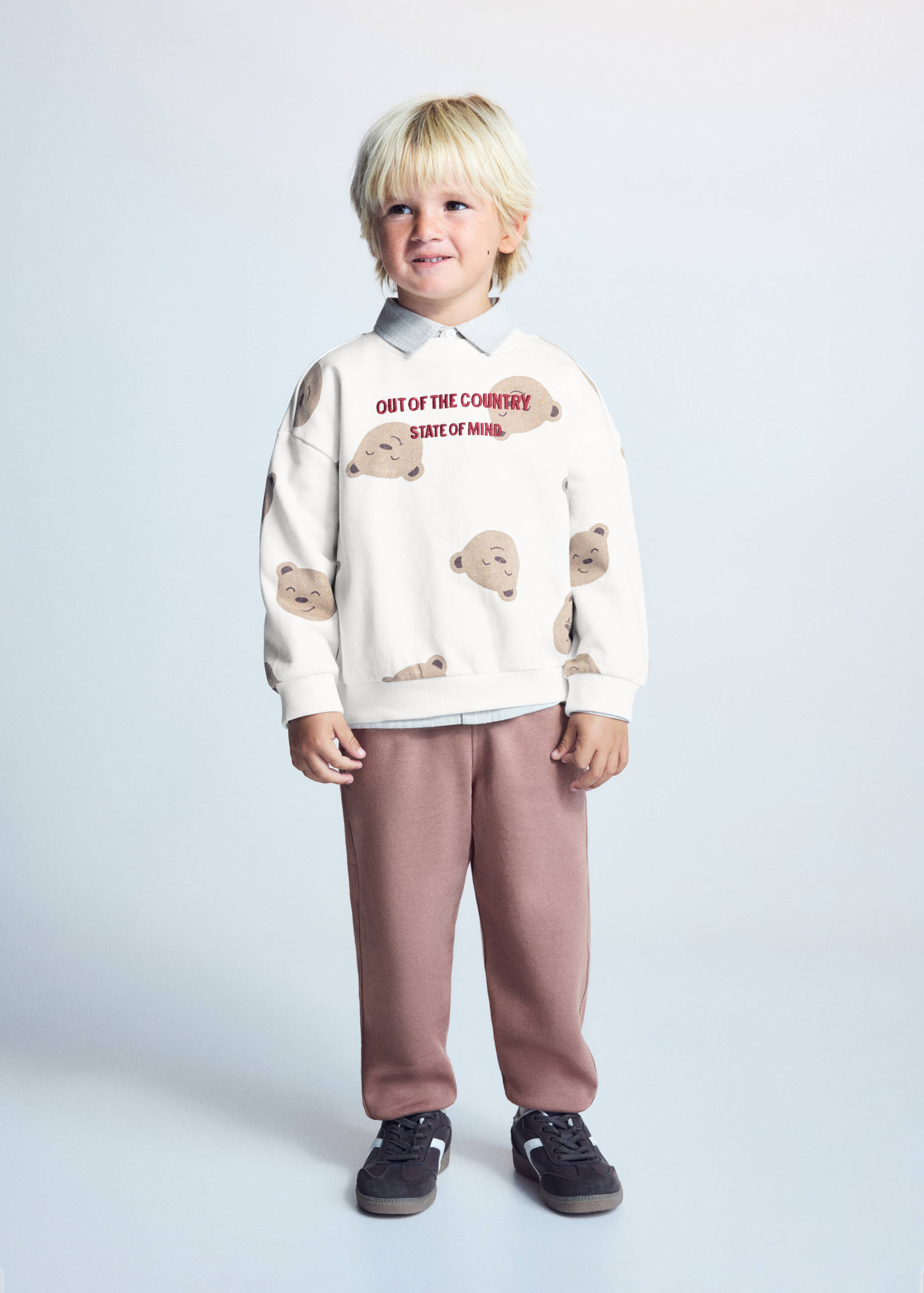 Mauve-pink trousers styled with a printed sweatshirt.