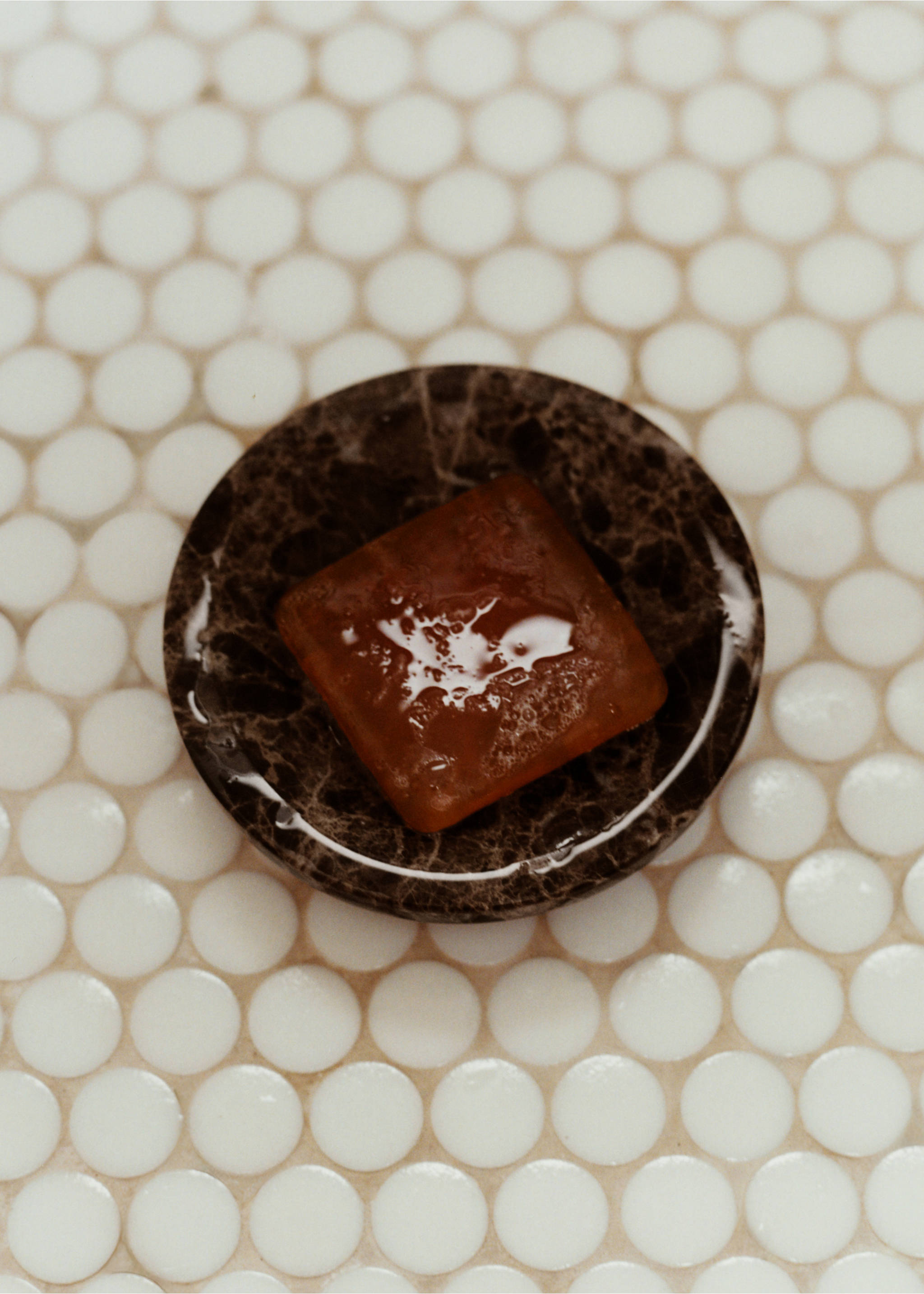 Marble-effect soap dish - Details of the article 5, Brown. Ref: 37073859-00.