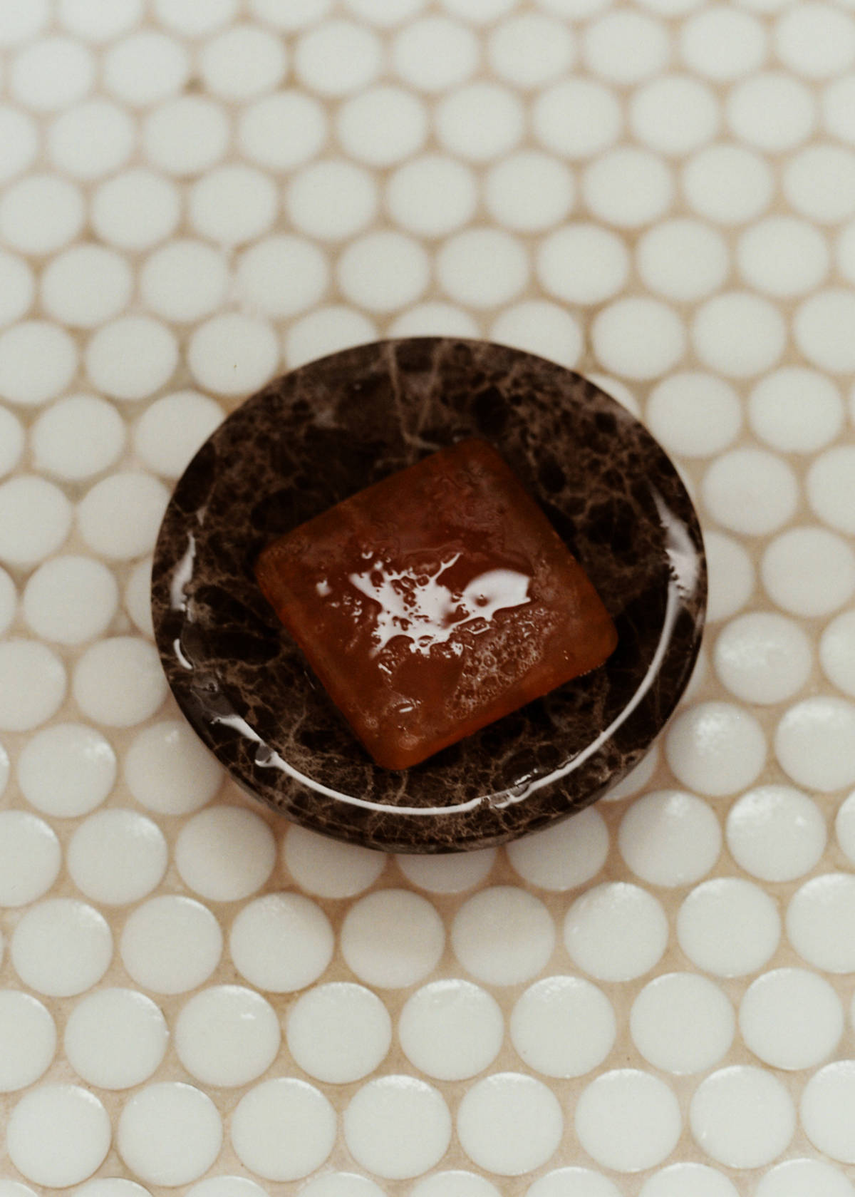 Marble-effect soap dish — Brown