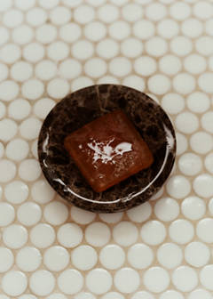 Marble-effect soap dish — Brown 5