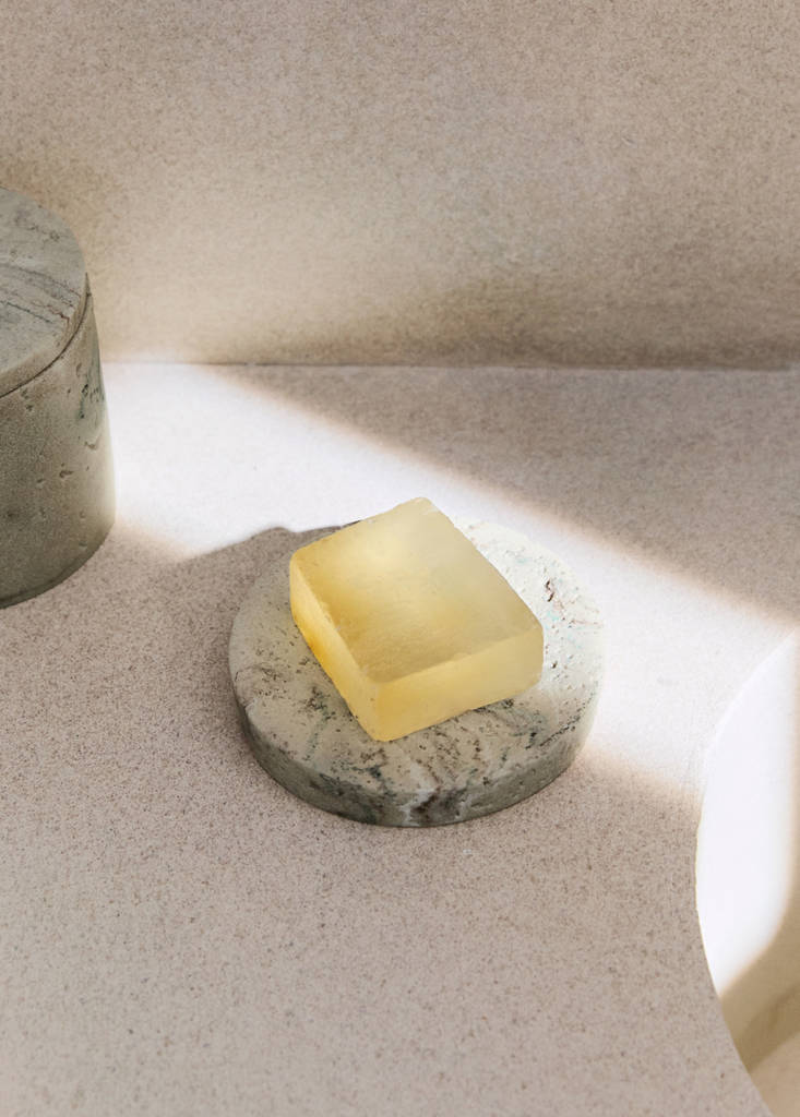 Travertine-effect resin soap dish — Sand