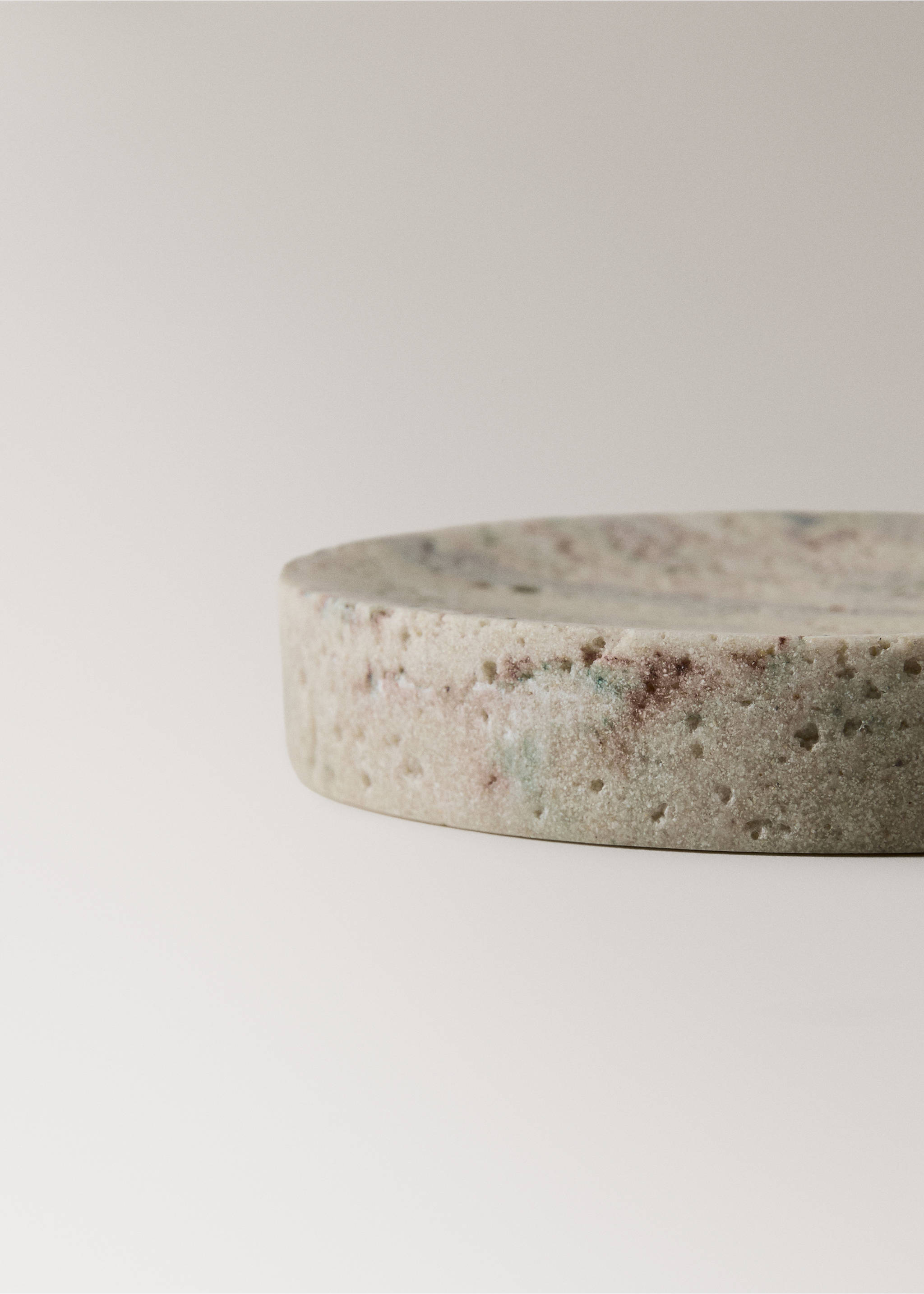 Travertine-effect resin soap dish - Details of the article 2, Sand. Ref: 37073867-00.