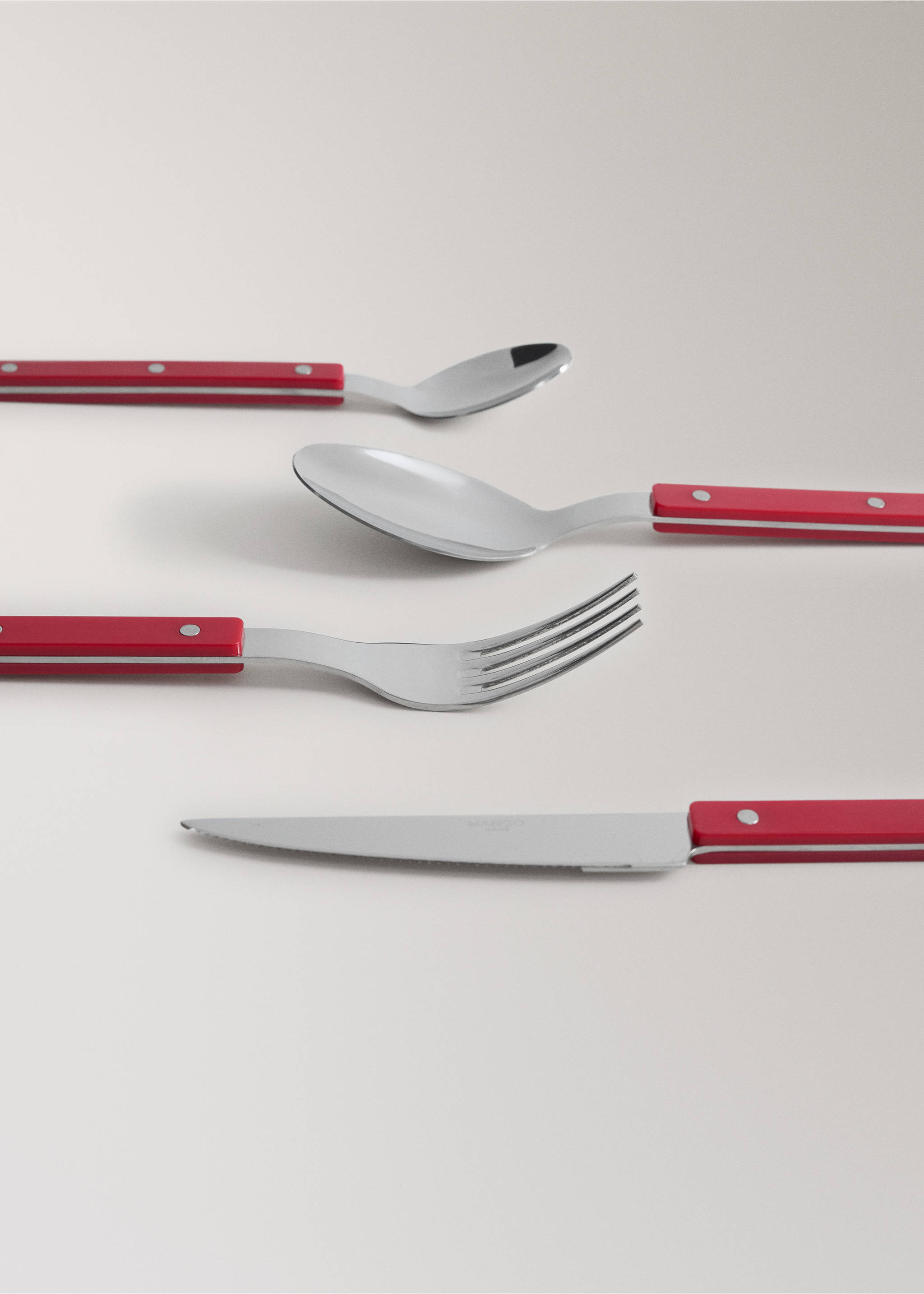 Stainless steel cutlery set with resin handles - Details of the article 3, Red. Ref: 37073868-00.