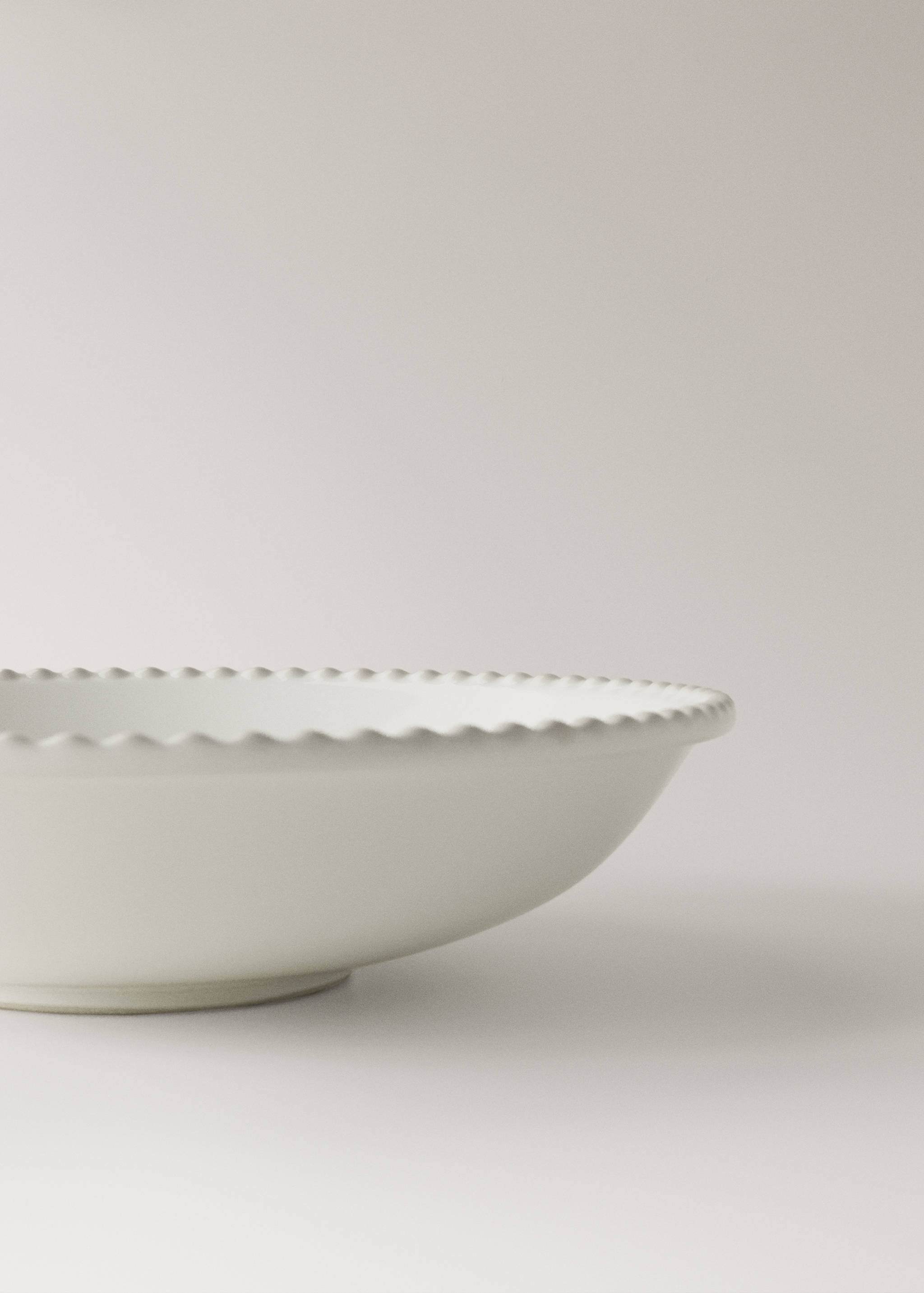 Decorative stoneware deep plate - Details of the article 2