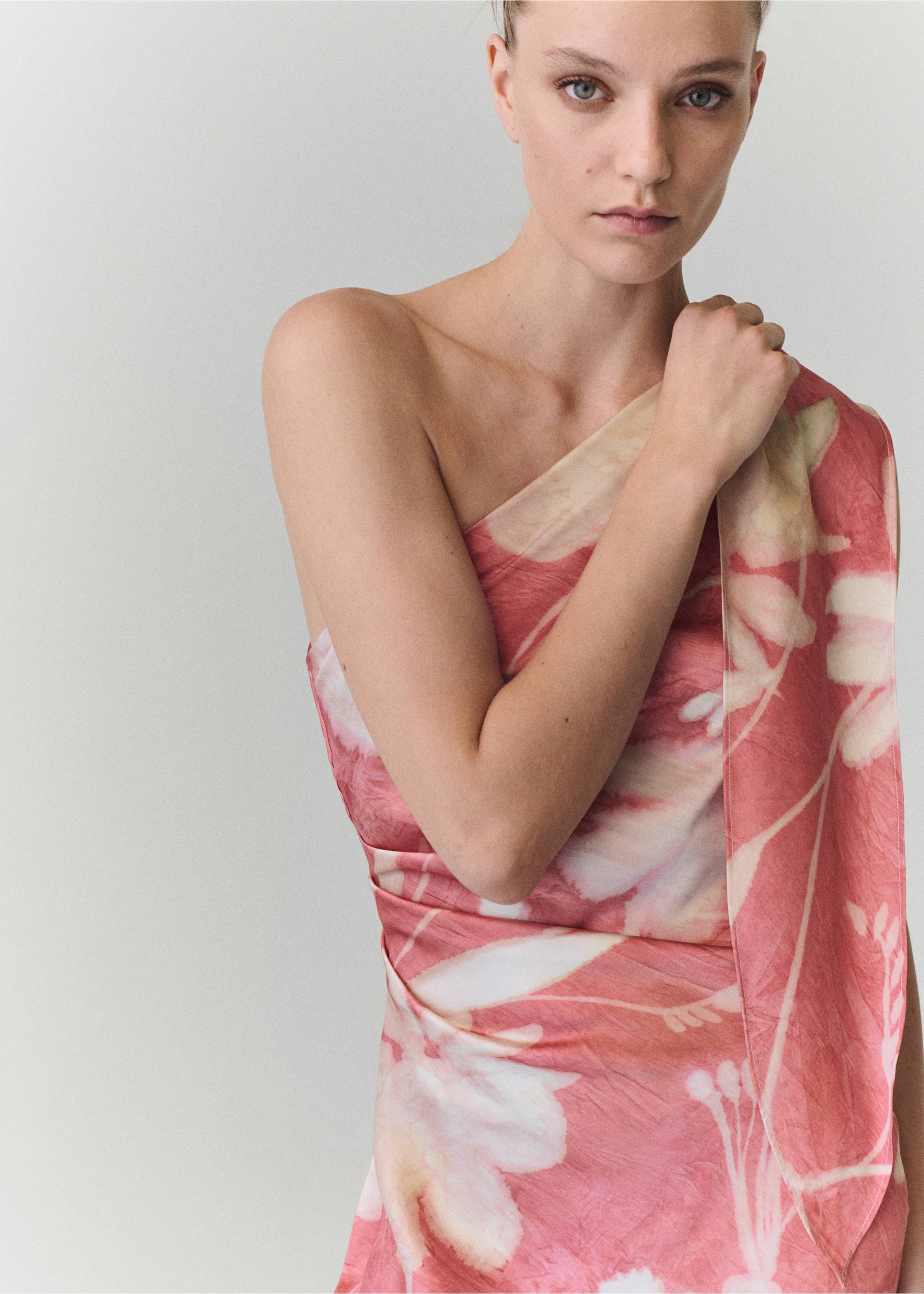Asymmetrical floral-print dress - Details of the article 1, Pink. Ref: 37073894-00.