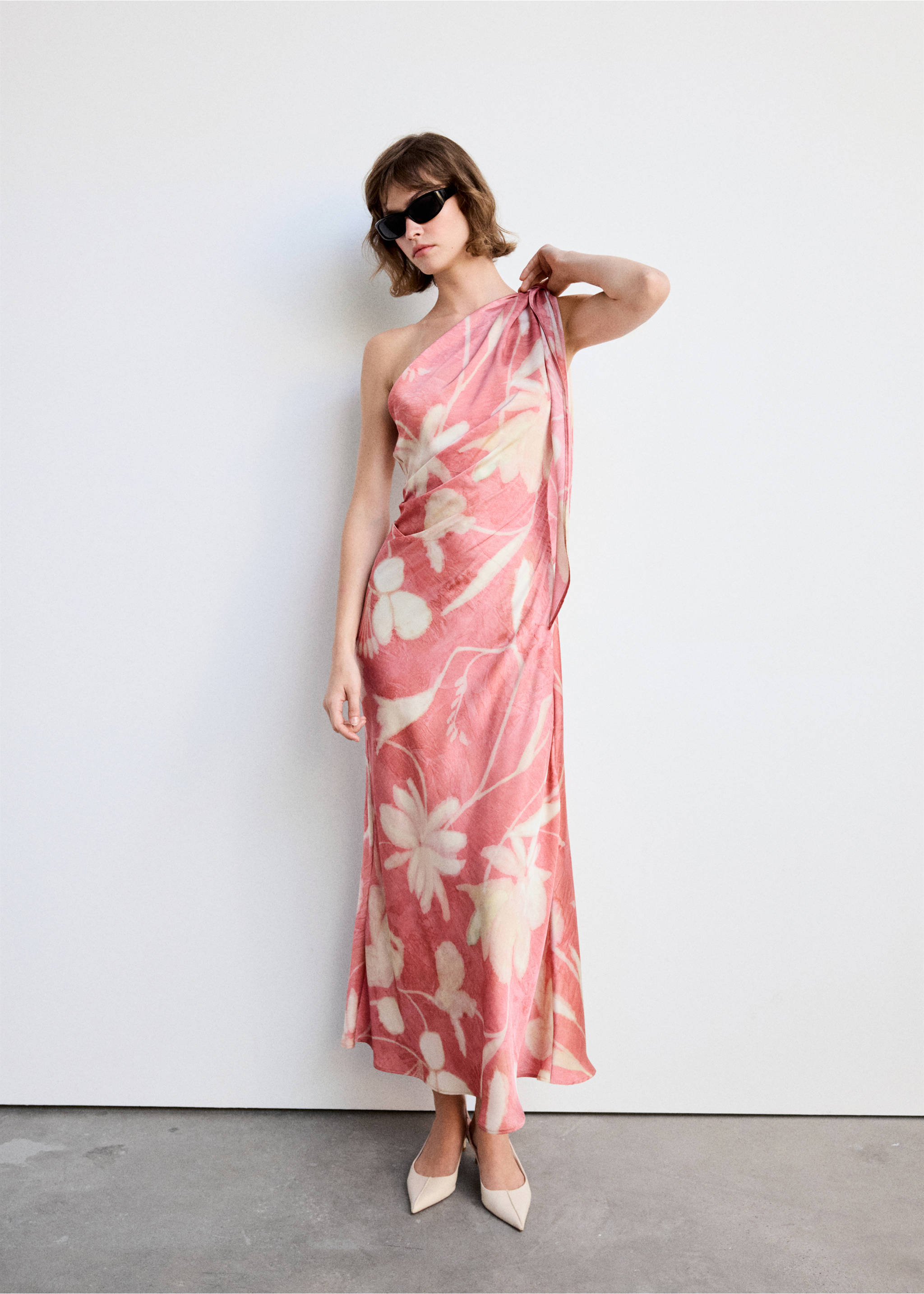 Vestit asimètric amb estampat floral - Pla general, Rosa. Ref: 37073894-01.