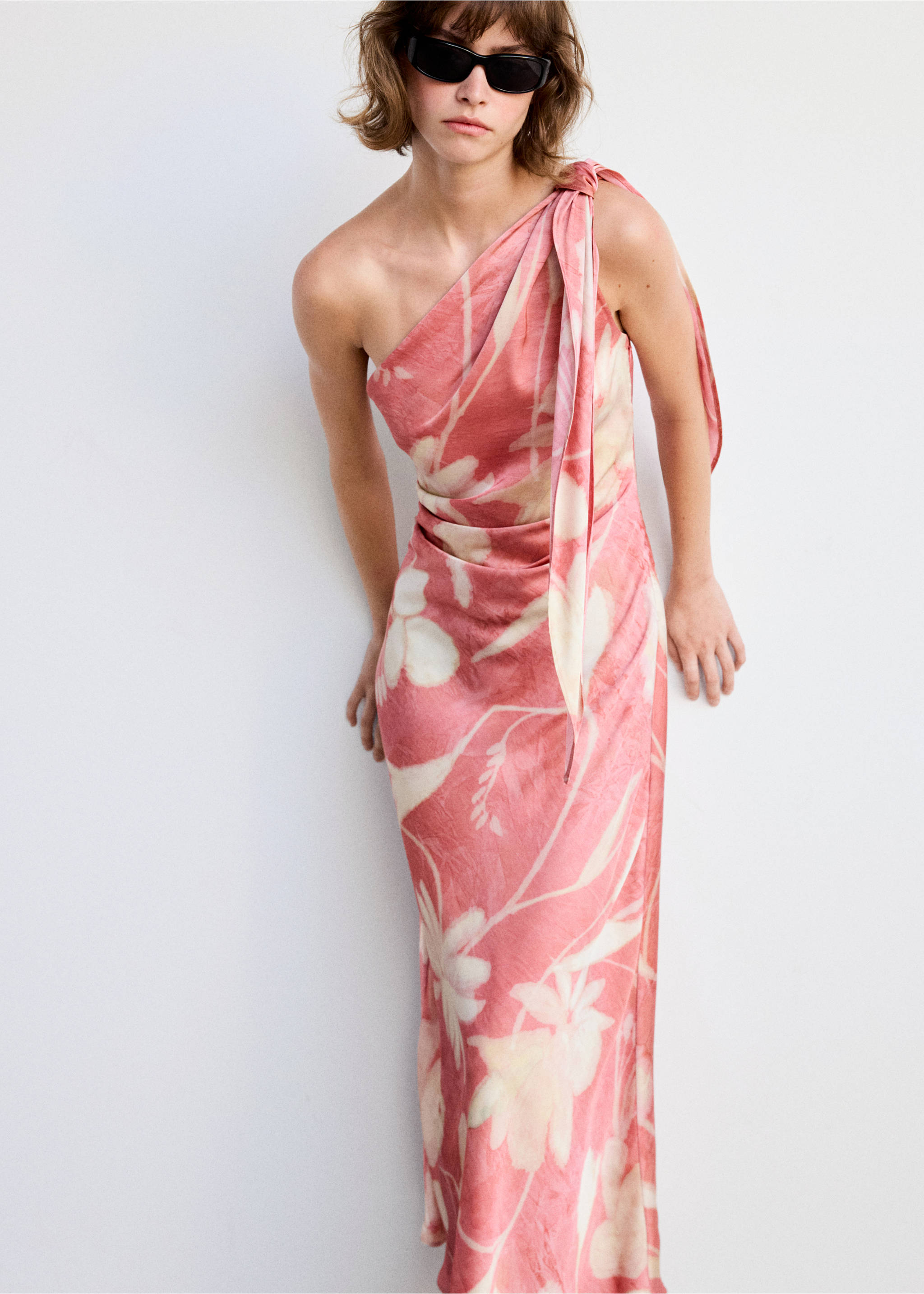 Vestit asimètric amb estampat floral - Pla mig, Rosa. Ref: 37073894-01.