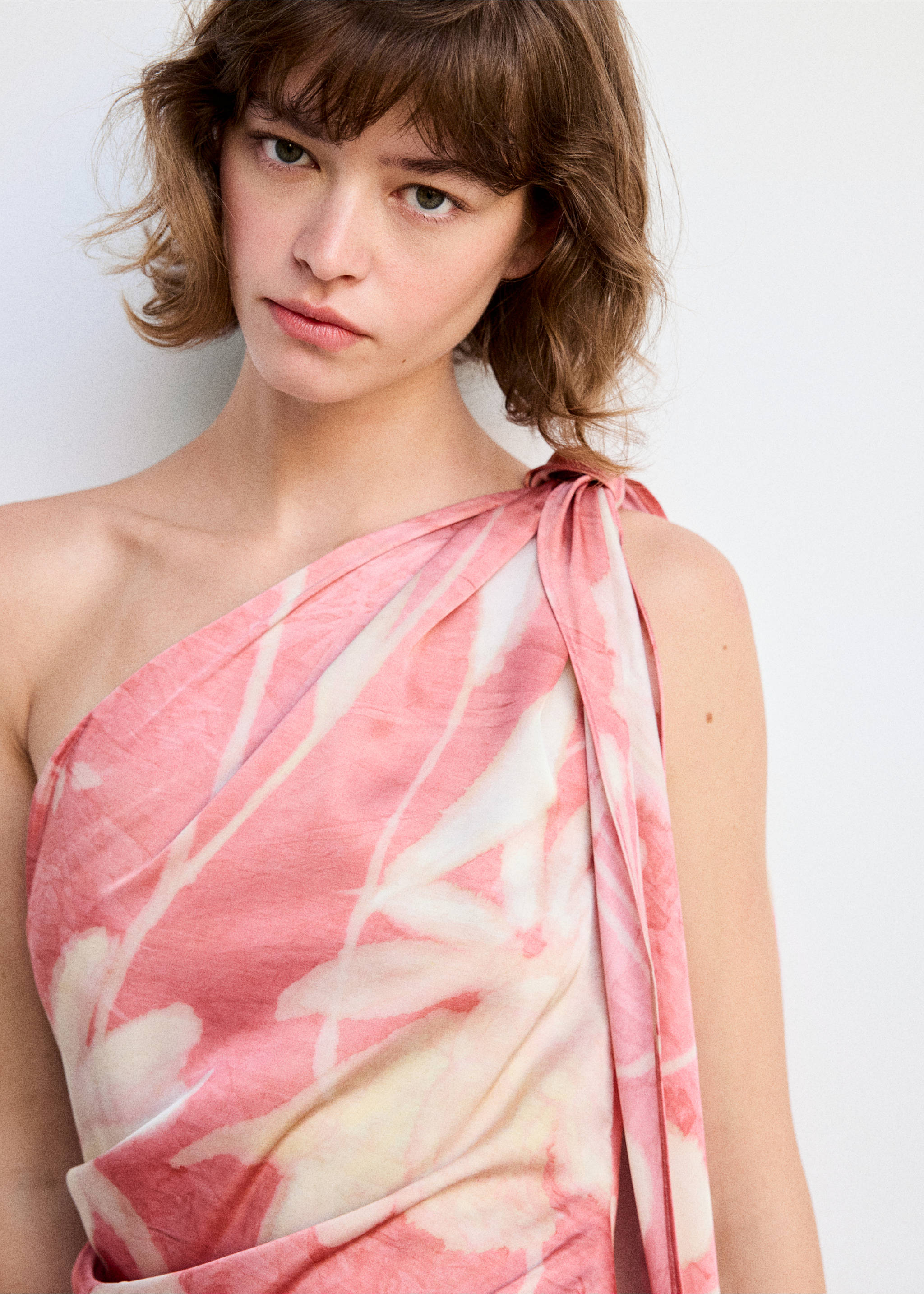 Vestit asimètric amb estampat floral - Detall de l'article 1, Rosa. Ref: 37073894-01.
