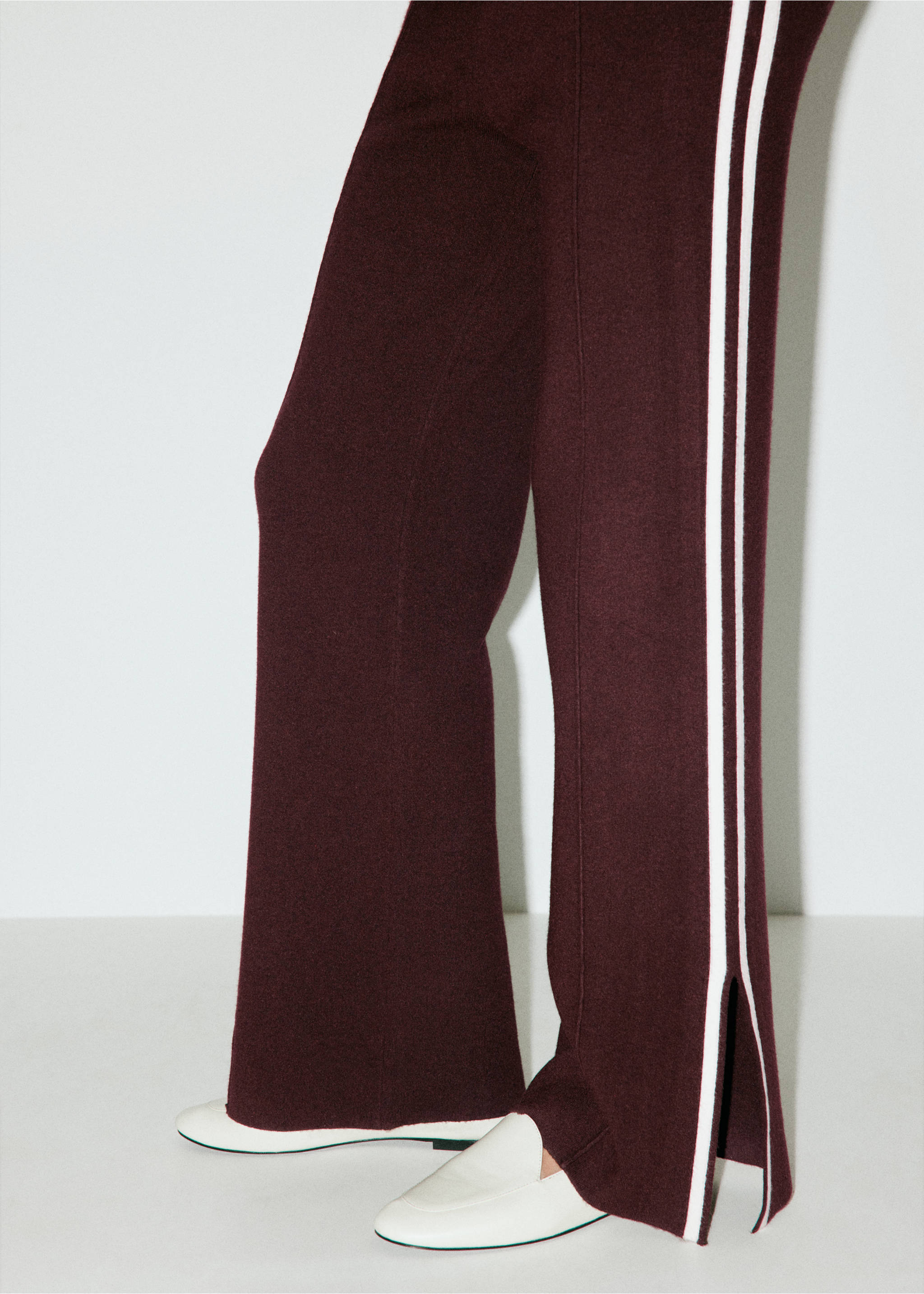 Knitted trousers with contrasting stripes - Details of the article 3, Chocolate. Ref: 37074069-00.