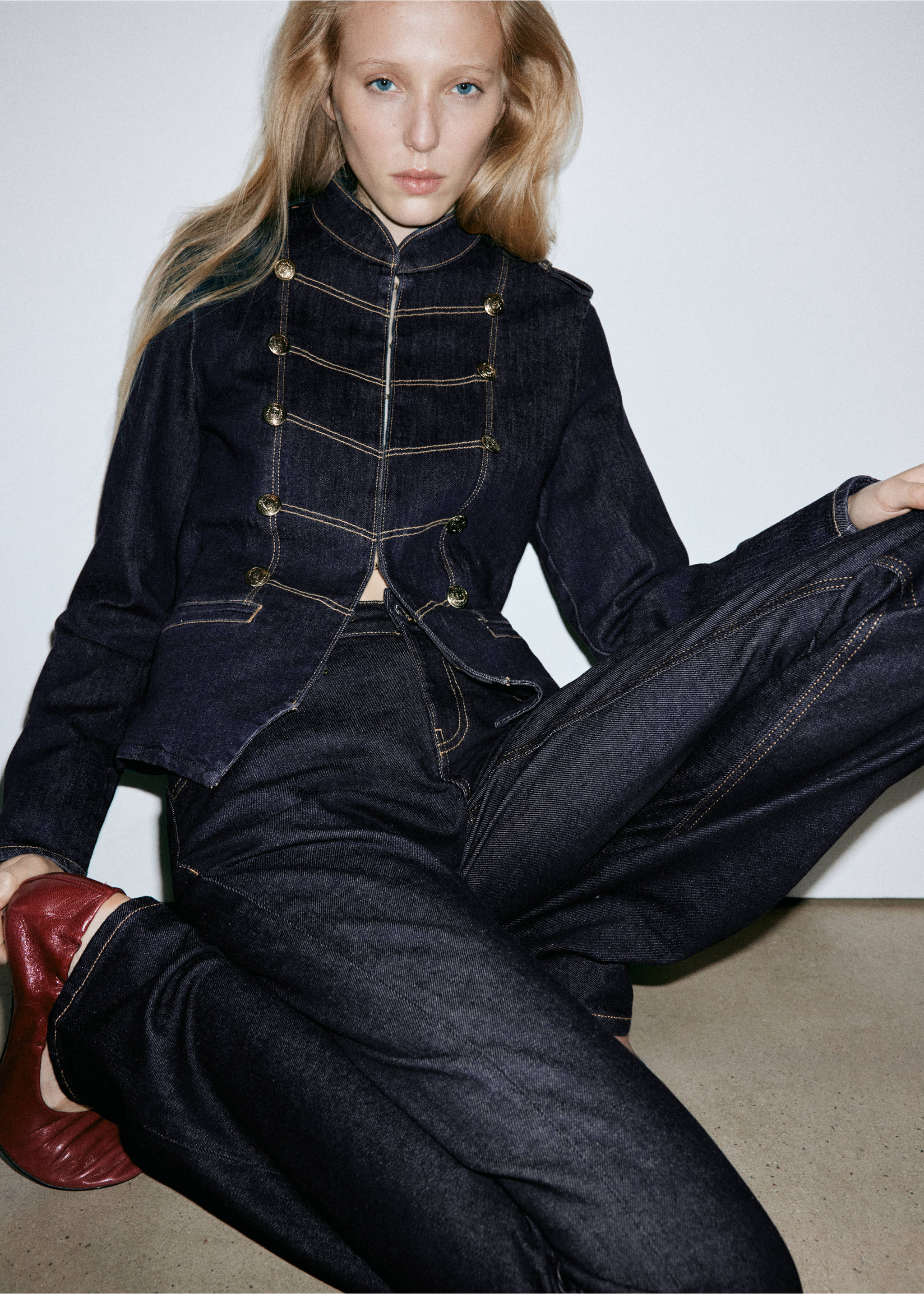 Chaqueta estilo militar de tejido vaquero en azul oscuro con botones dorados y pantalones a juego., Azul. Ref: 37074098-01.