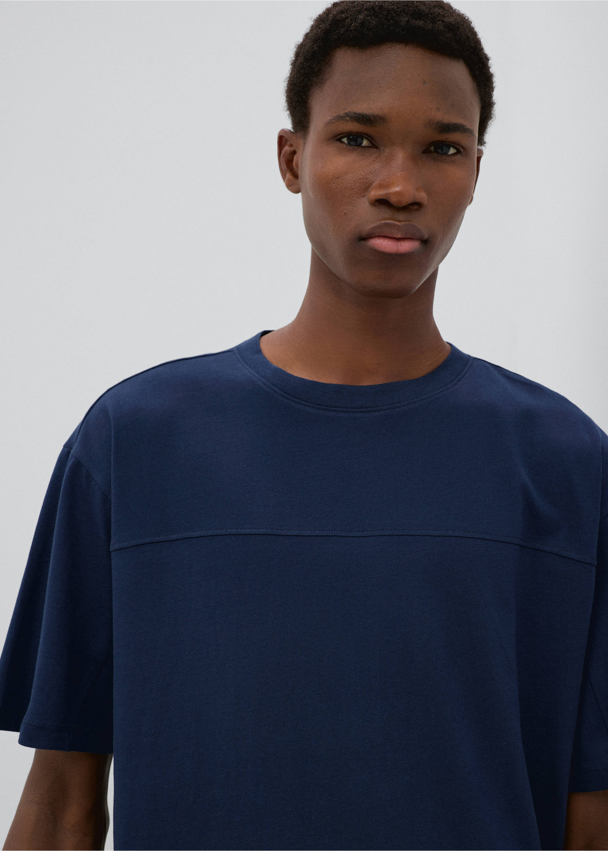 Cotton T-shirt with stitching details - Details of the article 1, Navy. Ref: 37074100-00.