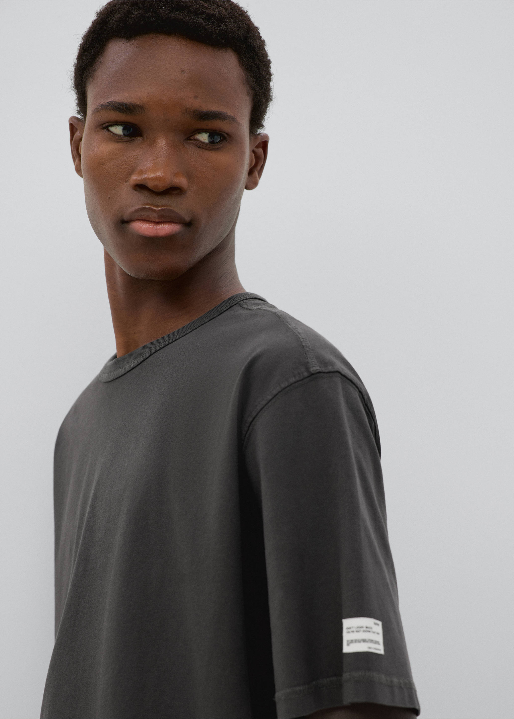 Short-sleeved cotton t-shirt - Details of the article 1, Charcoal. Ref: 37074101-00.