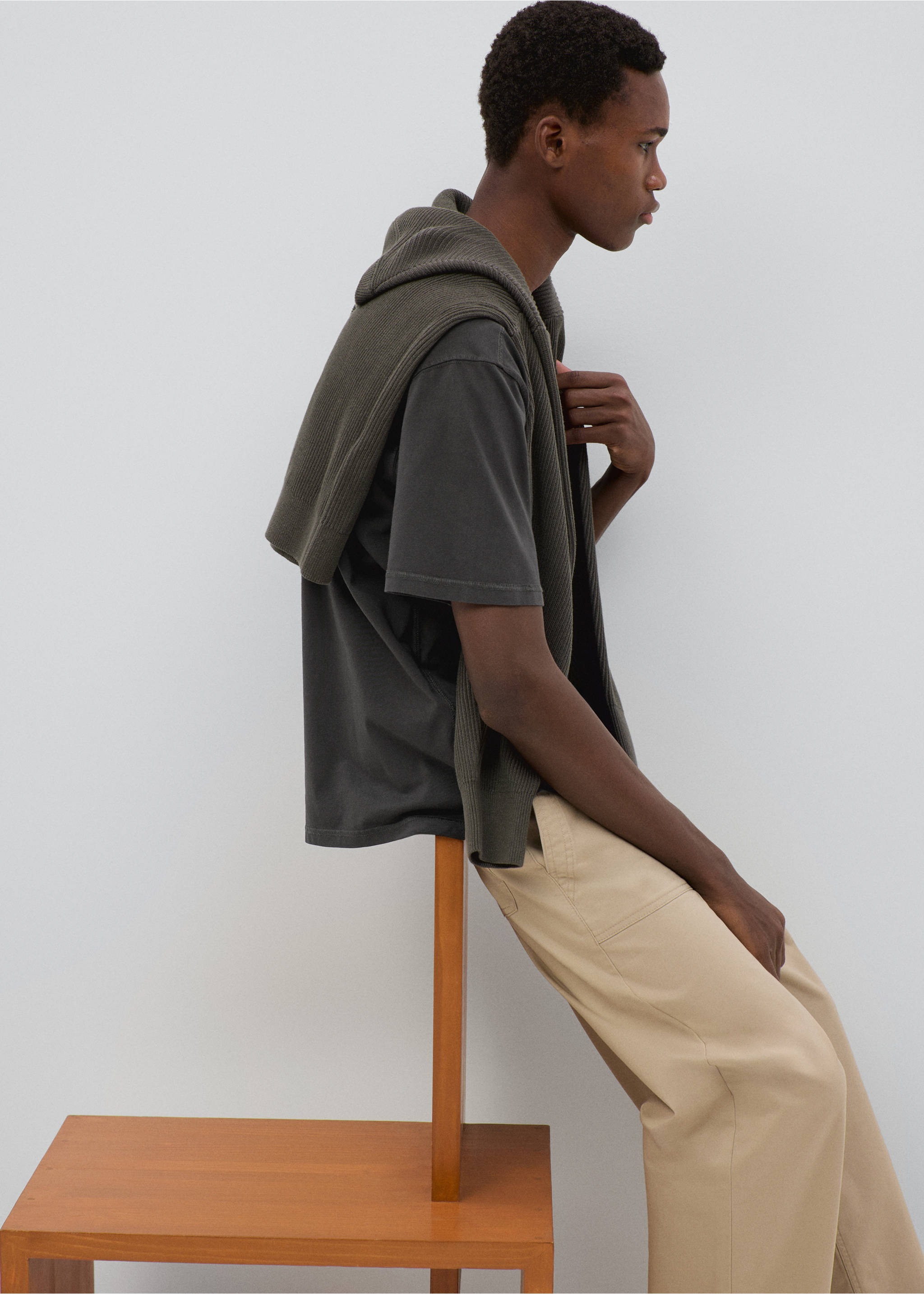 Short-sleeved cotton t-shirt - Details of the article 2, Charcoal. Ref: 37074101-00.