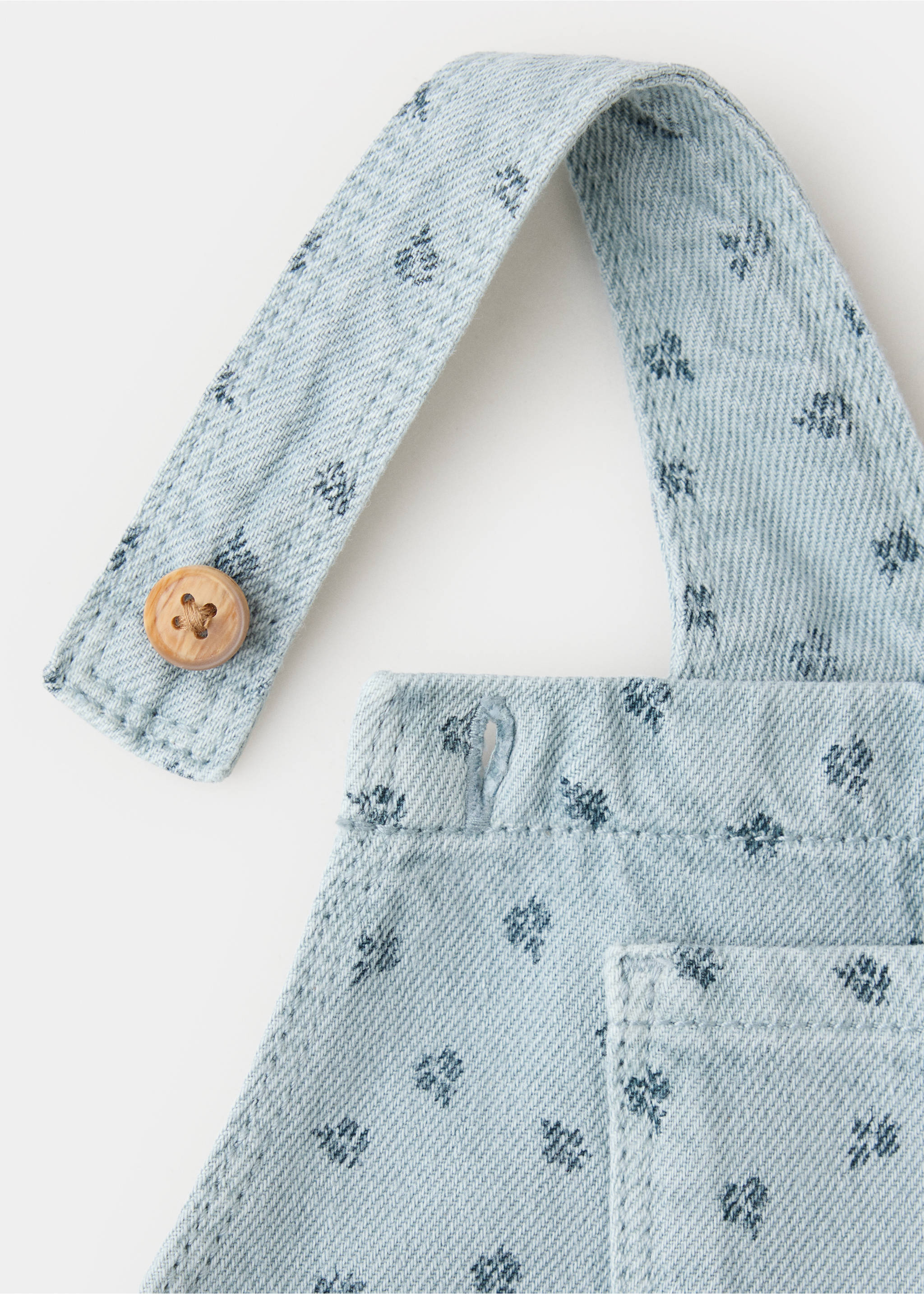 Latzhose aus Denim mit Blumenmuster - Detail des Artikels 8, Blau. Ref: 37074104-00.