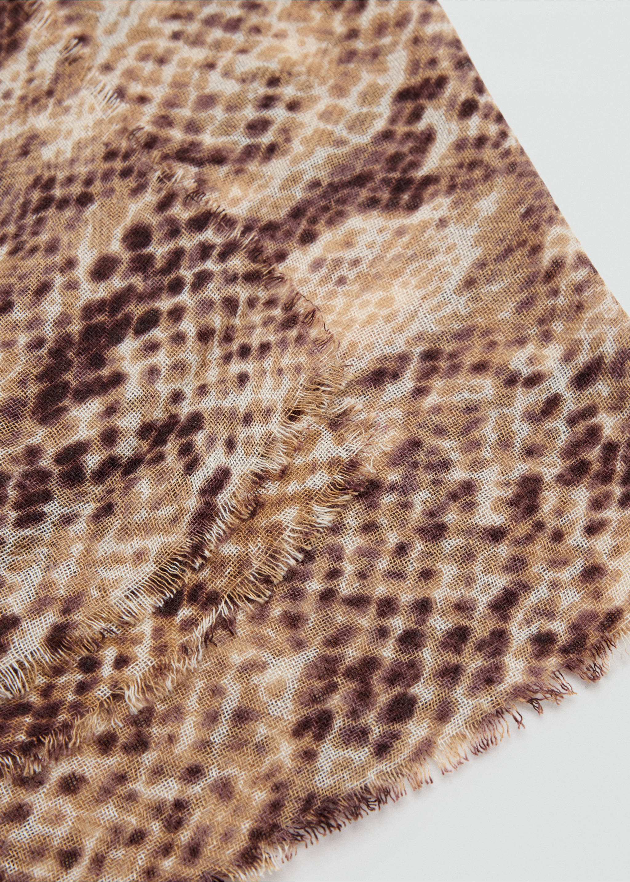 Fulard estampat acabat desfilat - Detall de l'article 1, Marró. Ref: 37074437-00.