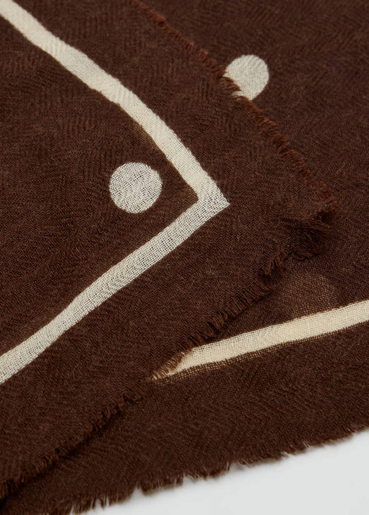 Printed scarf with frayed finishes — Chocolate