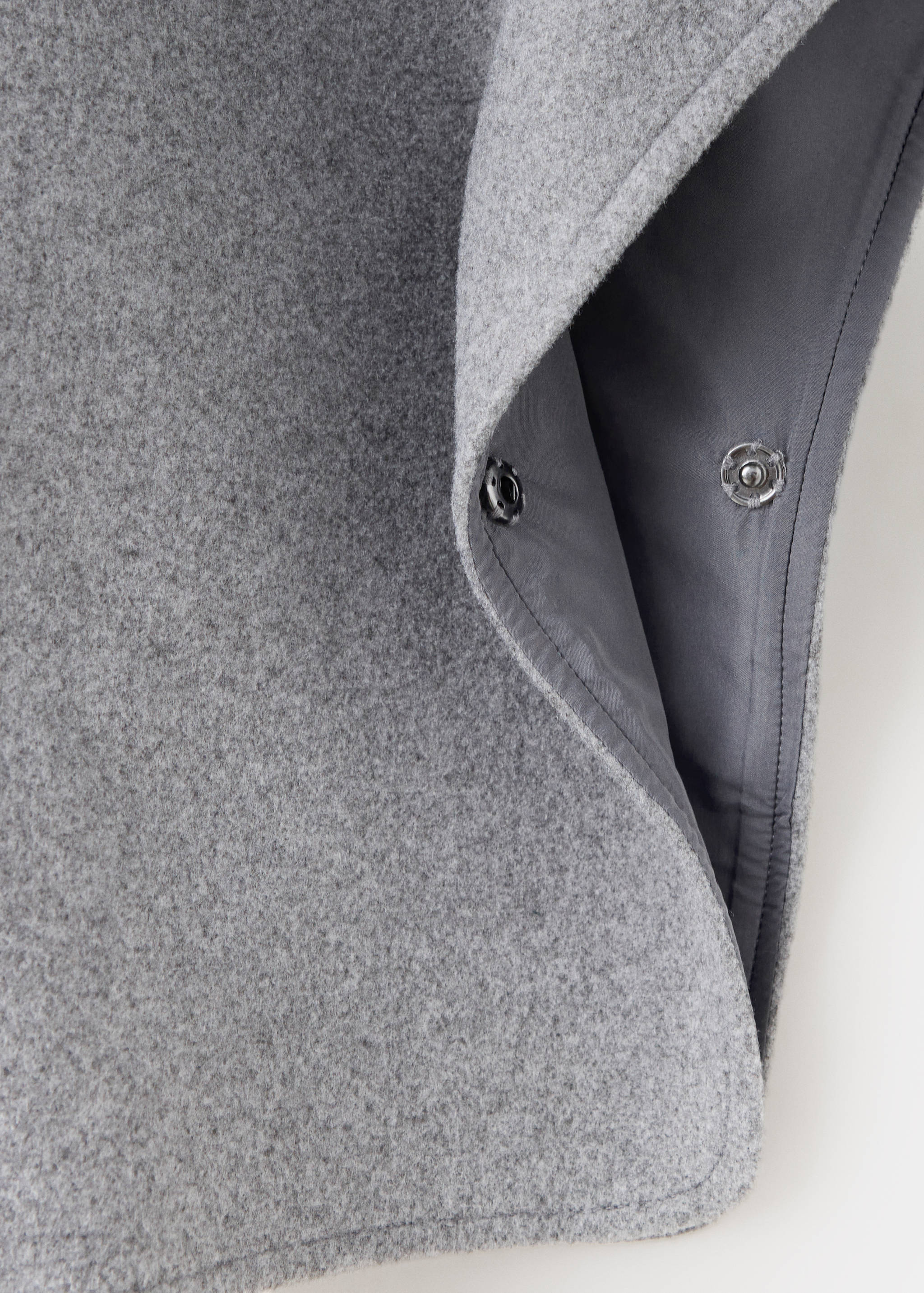 Cape en drap de laine avec brandebourg - Détail de l'article 0