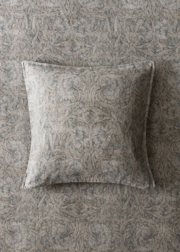 Floral print cotton-linen cushion cover 50x50 cm — Blue