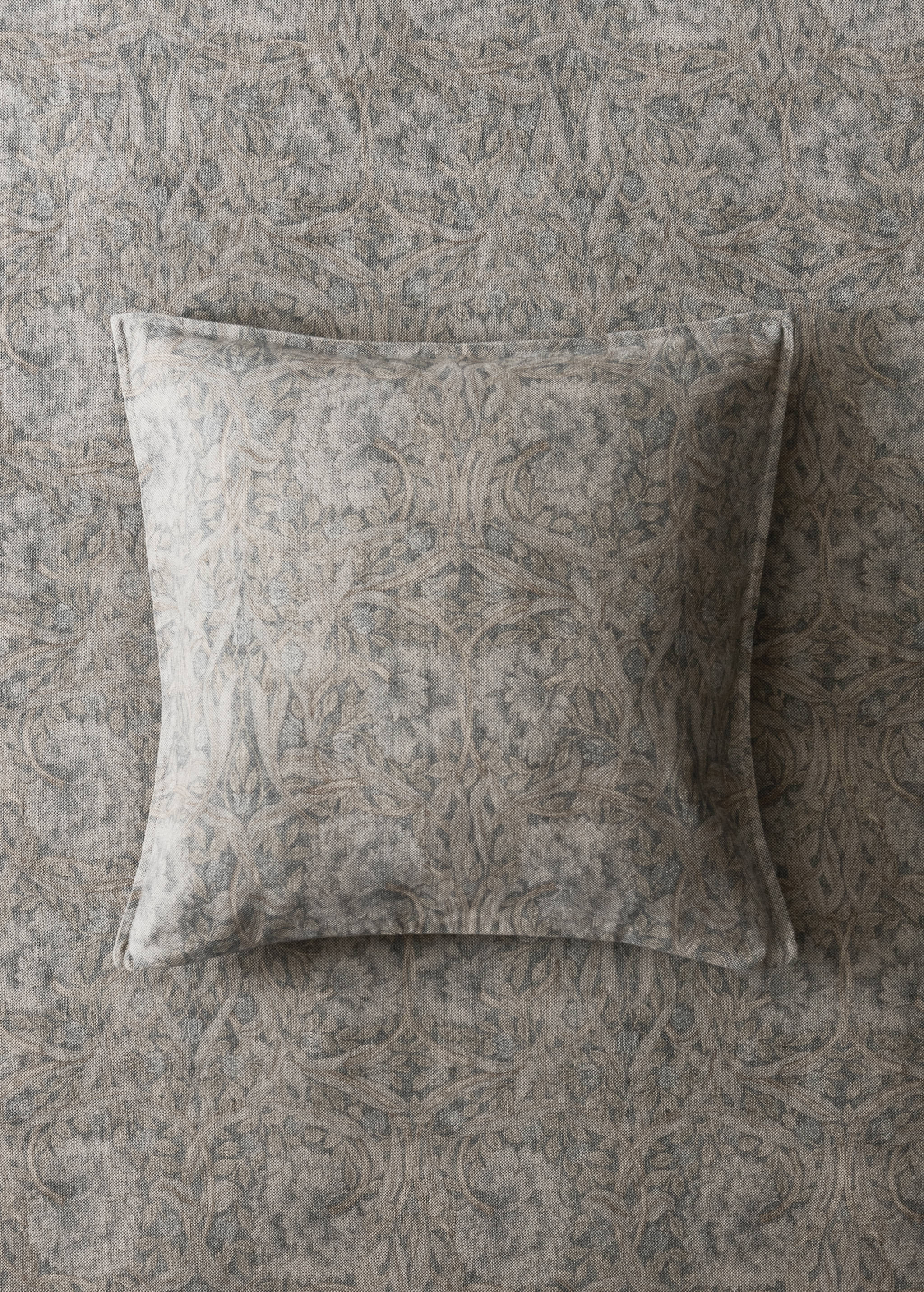 Floral print cotton-linen cushion cover 50x50 cm - General plane