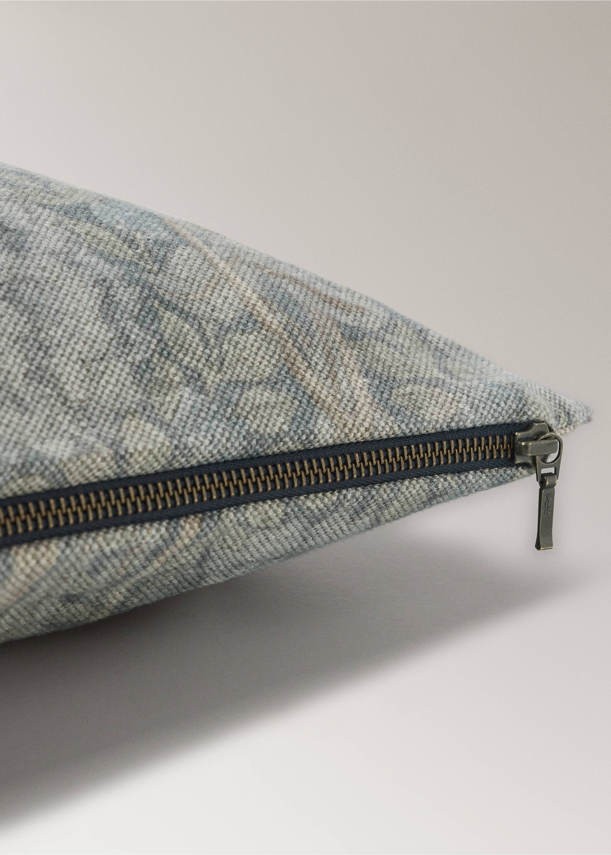 Floral print cotton-linen cushion cover 50x50 cm - Details of the article 2, Blue. Ref: 37074444-00.